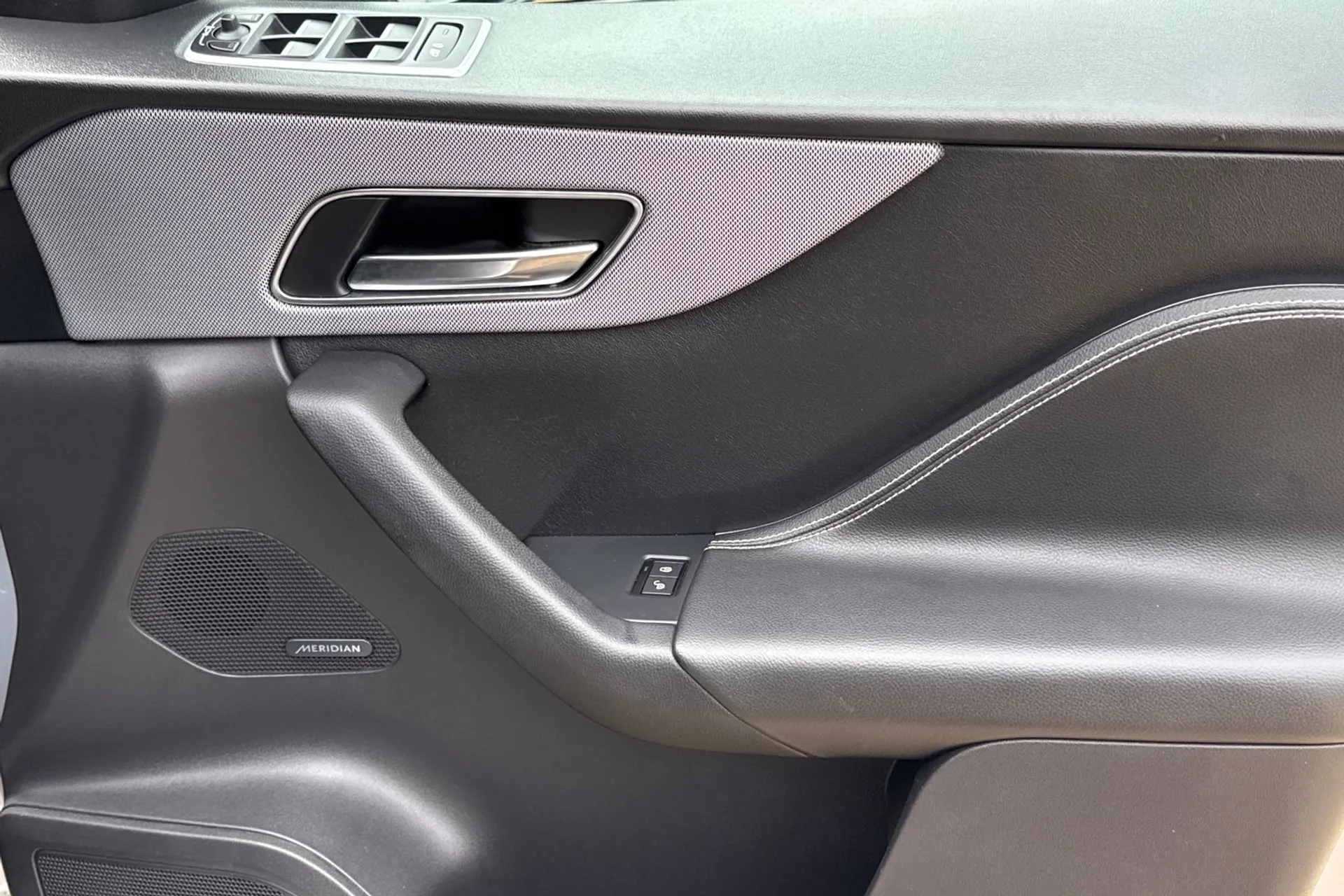 Jaguar F-Pace thumbnail image number 41