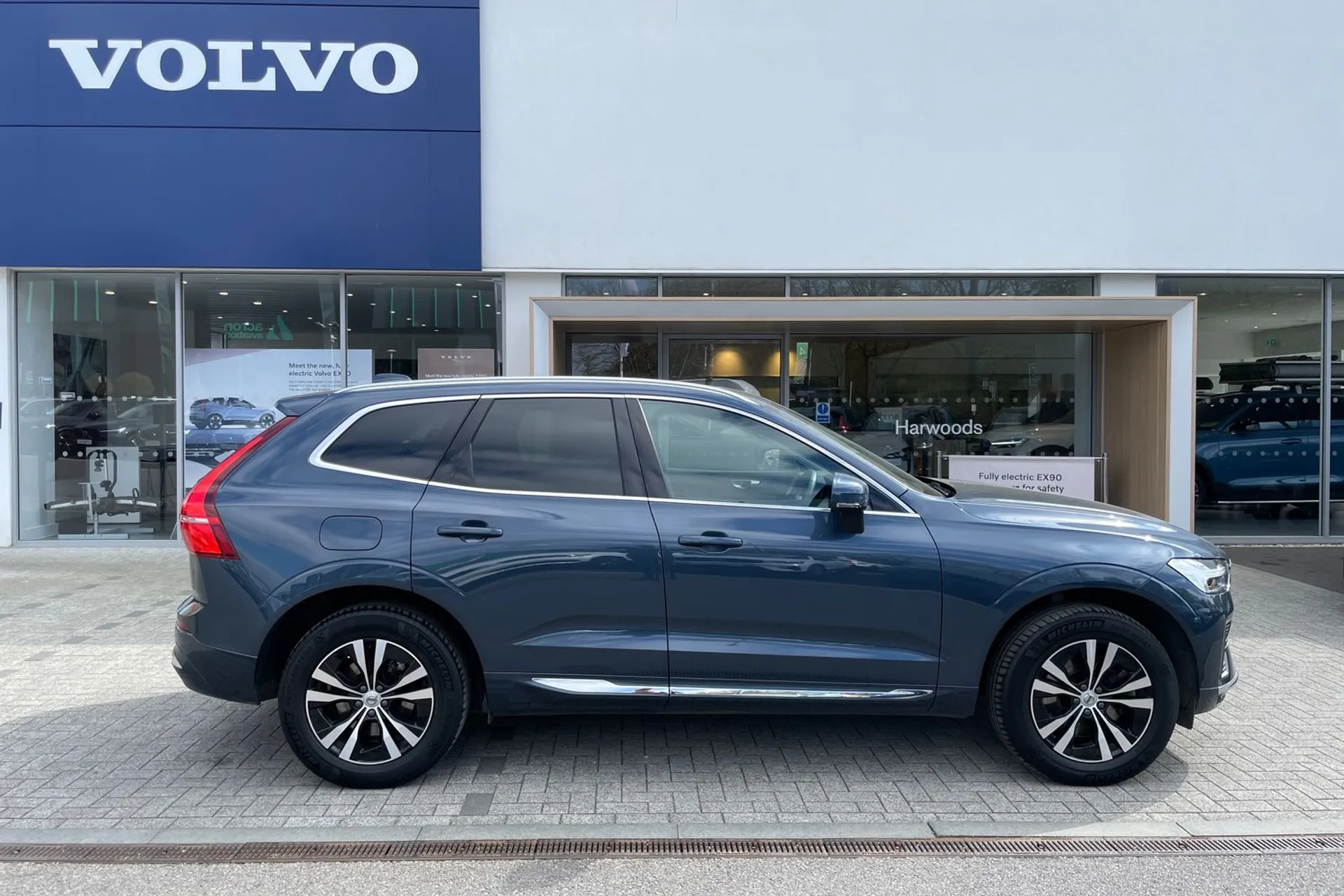 Volvo XC60 thumbnail image number 2