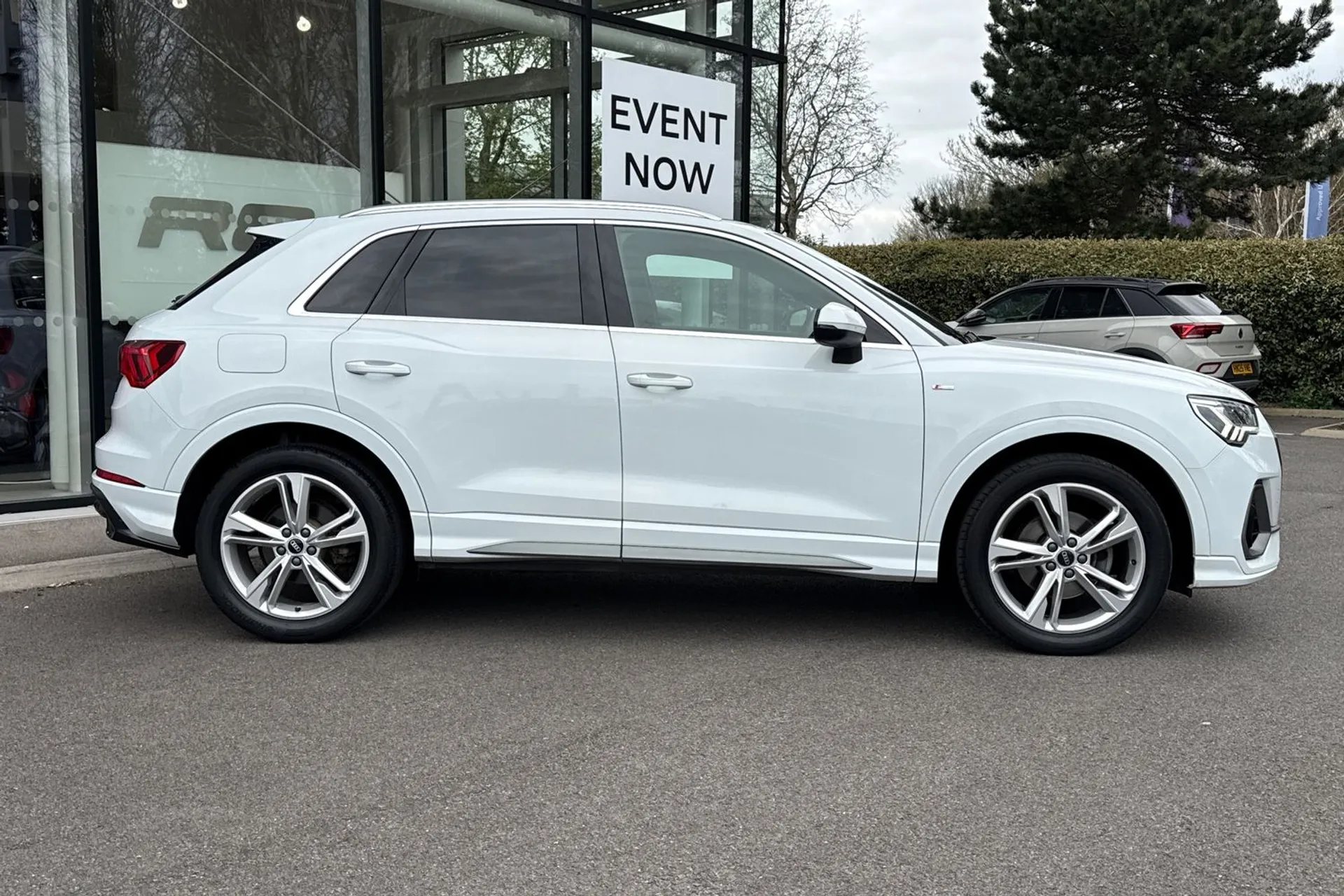 Audi Q3 thumbnail image number 2