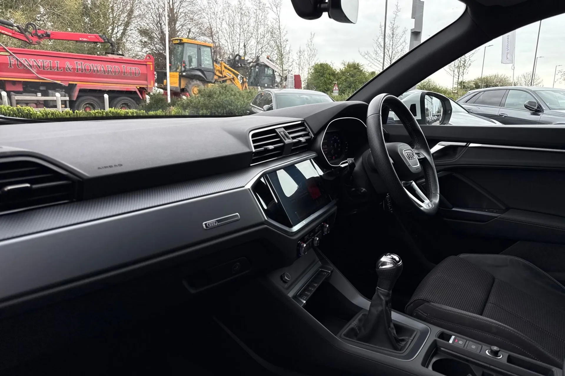 Audi Q3 thumbnail image number 14