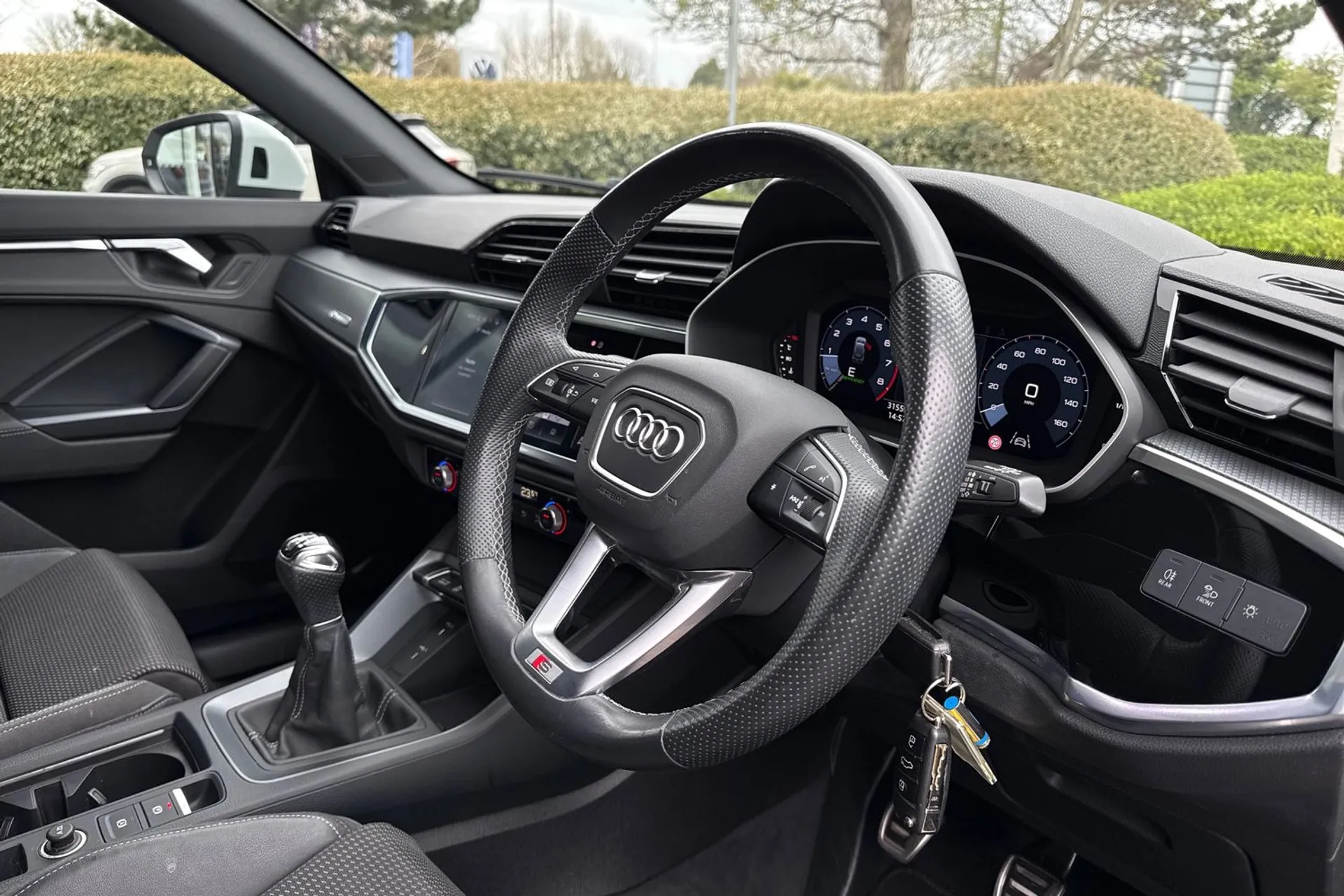 Audi Q3 thumbnail image number 10