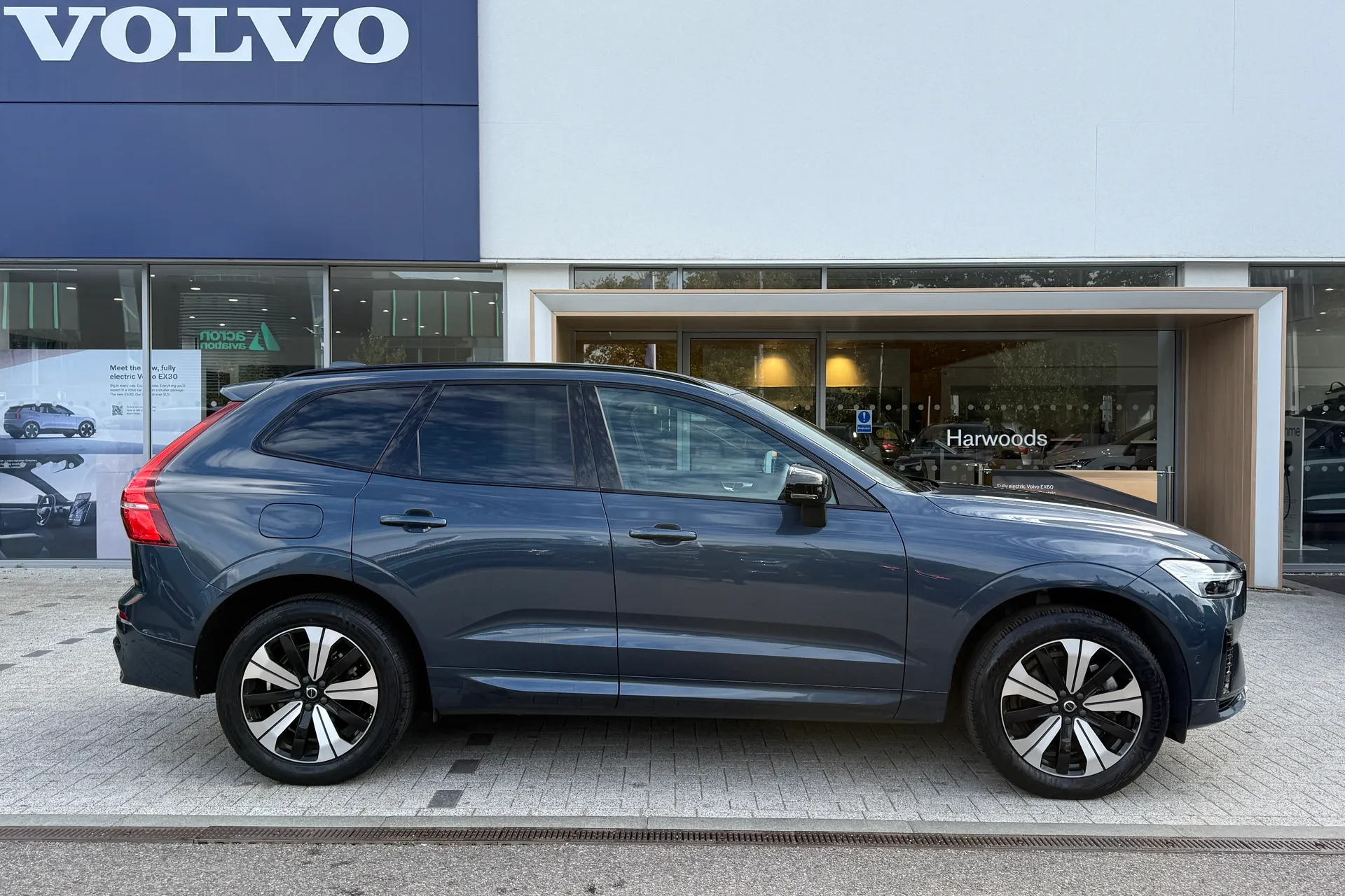 Volvo XC60 thumbnail image number 2