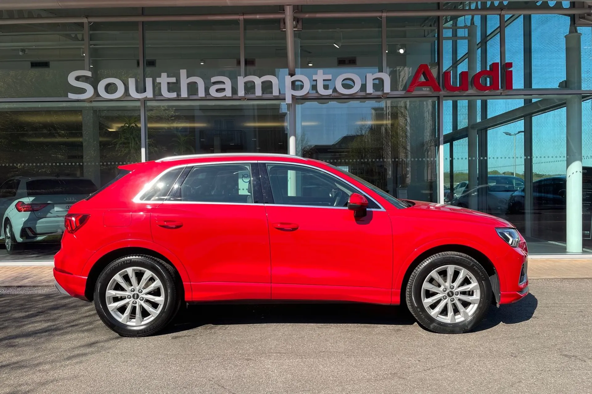 Audi Q3 thumbnail image number 2