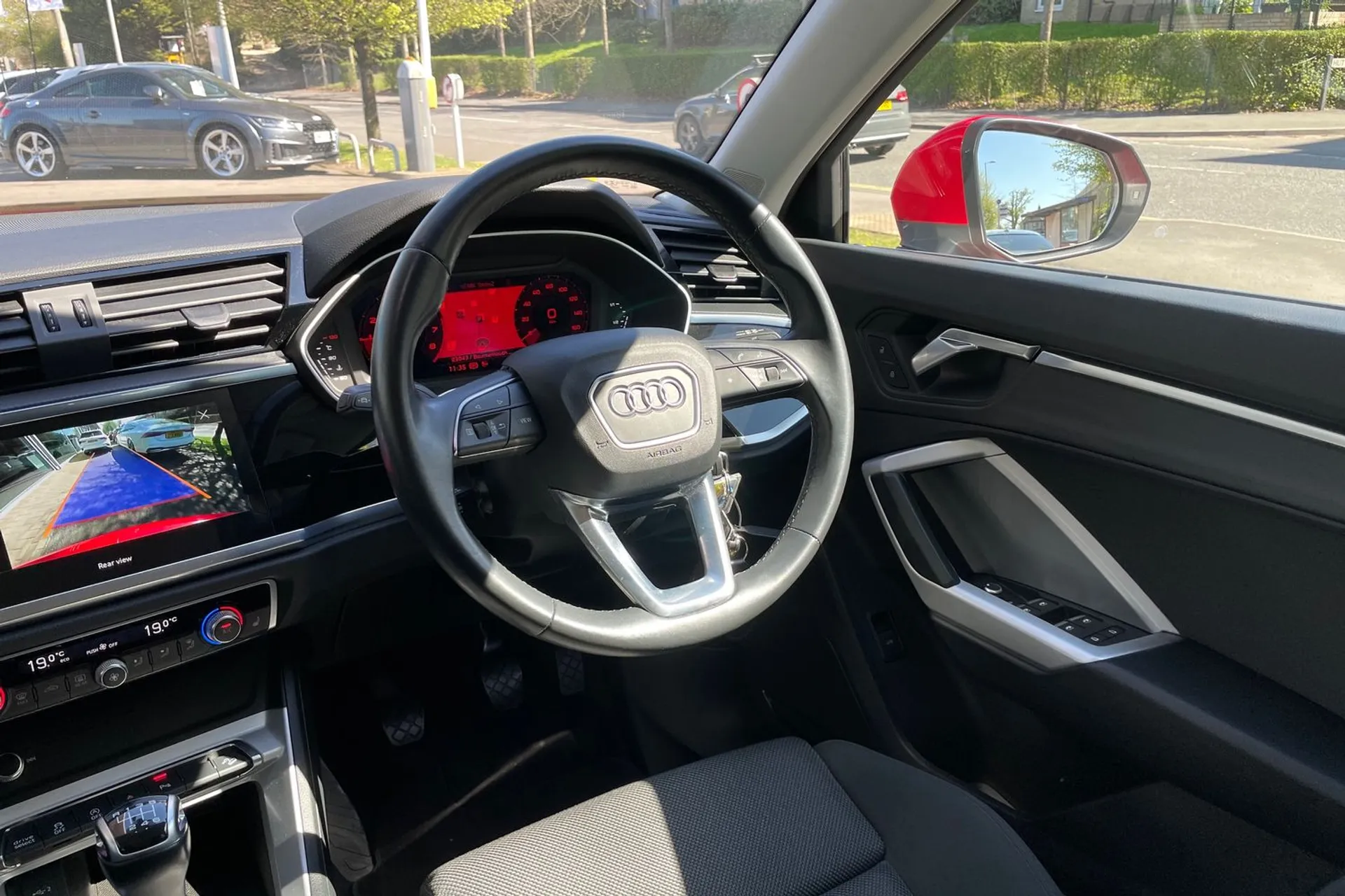 Audi Q3 thumbnail image number 32