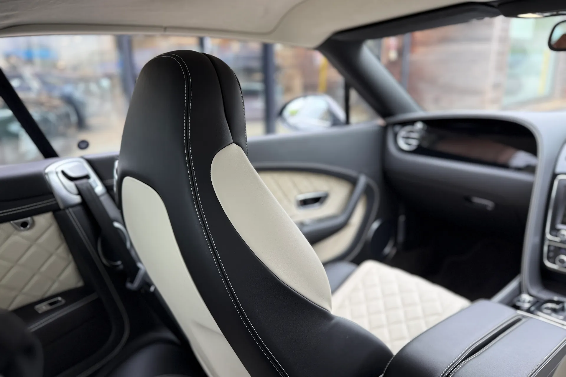 Bentley CONTINENTAL GTC thumbnail image number 23