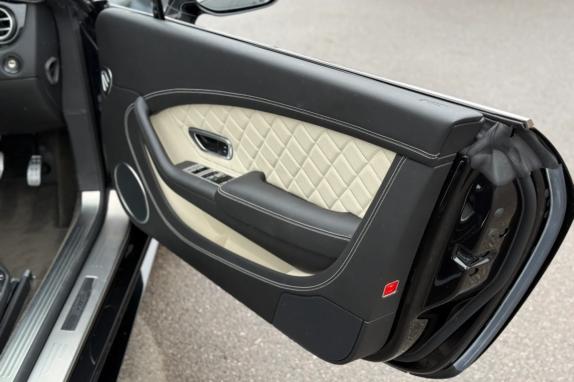 Bentley CONTINENTAL GTC thumbnail image number 12