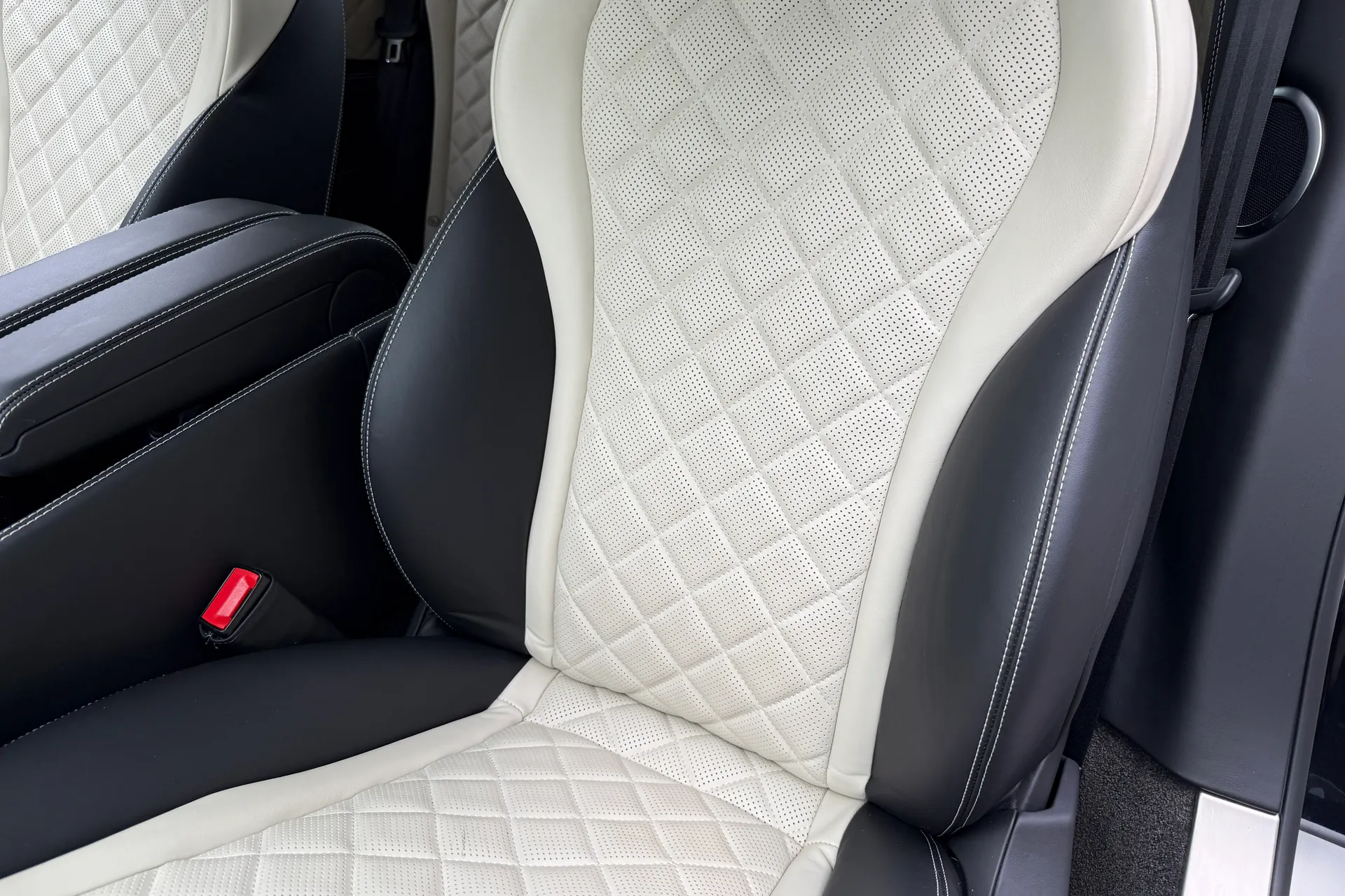 Bentley CONTINENTAL GTC thumbnail image number 32