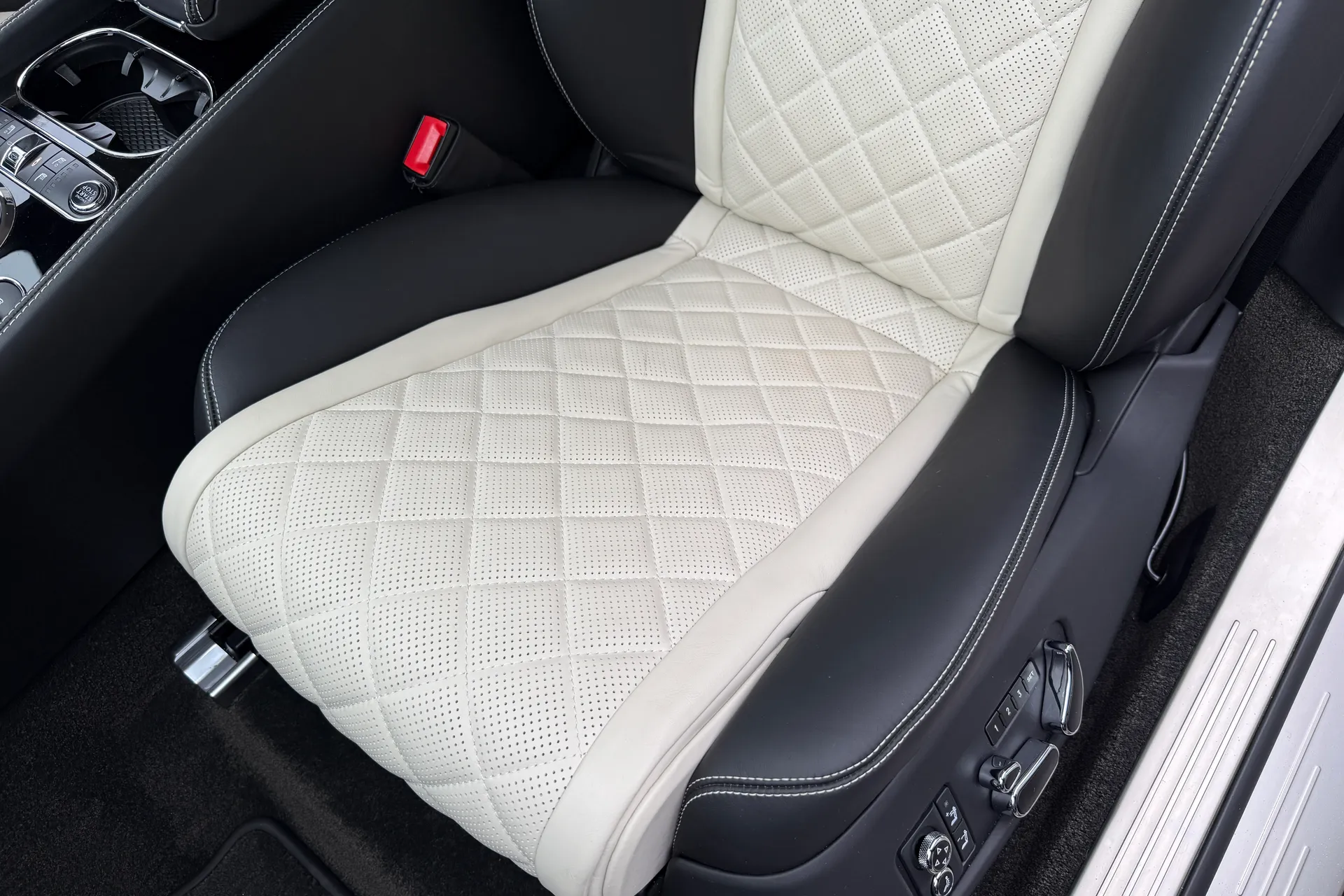 Bentley CONTINENTAL GTC thumbnail image number 31