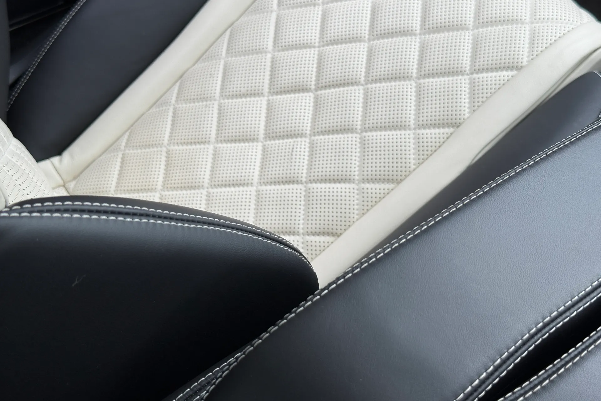 Bentley CONTINENTAL GTC thumbnail image number 25