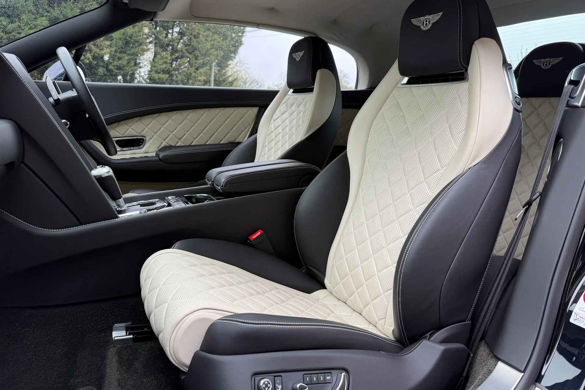 Bentley CONTINENTAL GTC thumbnail image number 33