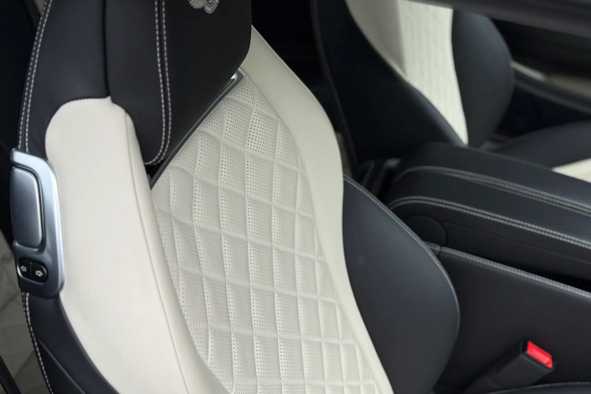 Bentley CONTINENTAL GTC thumbnail image number 17