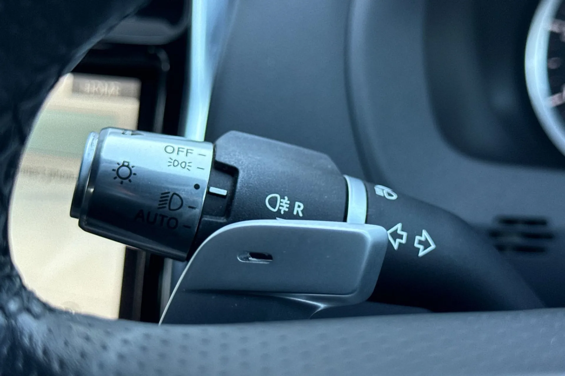 Jaguar XE thumbnail image number 24