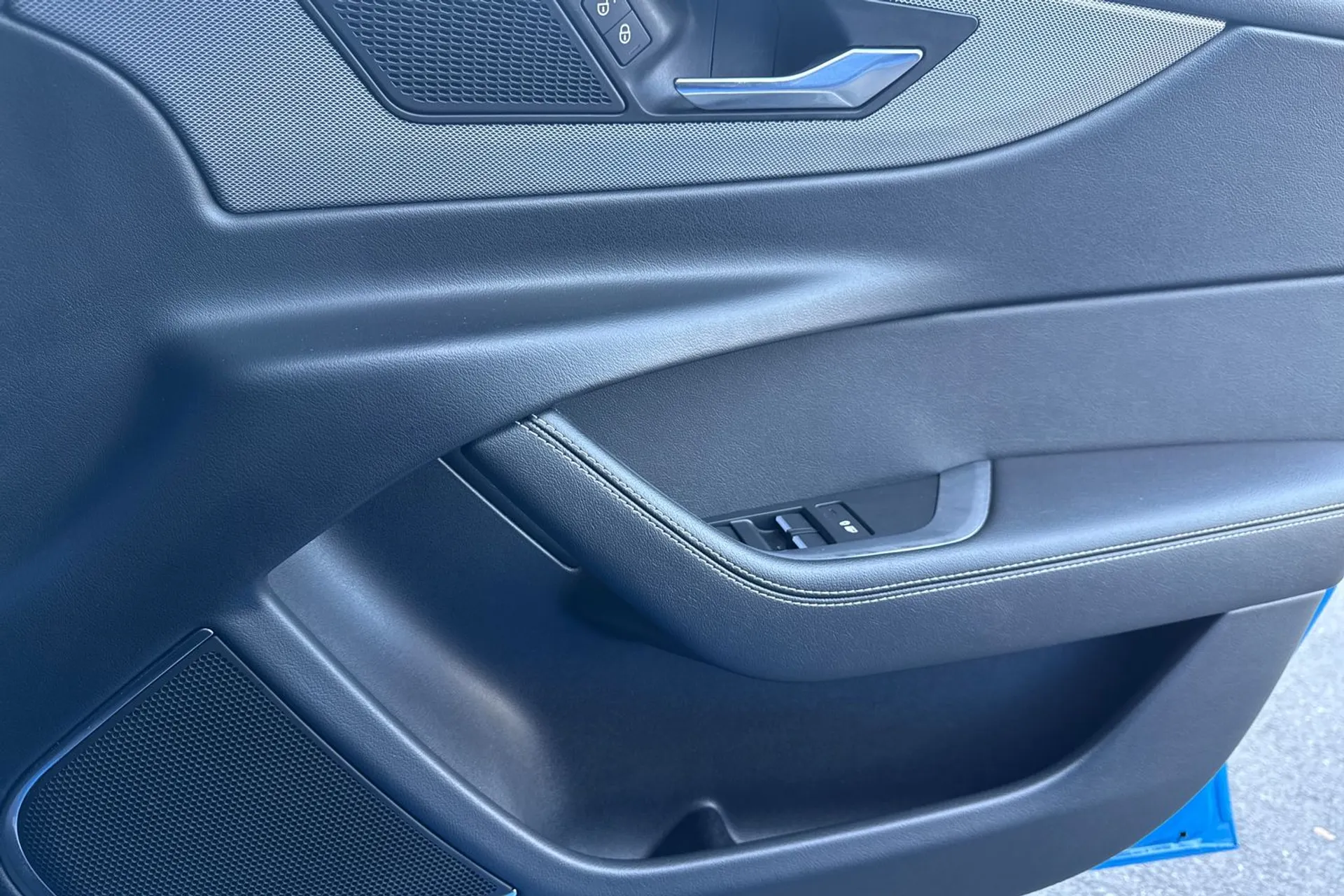Jaguar XE thumbnail image number 13