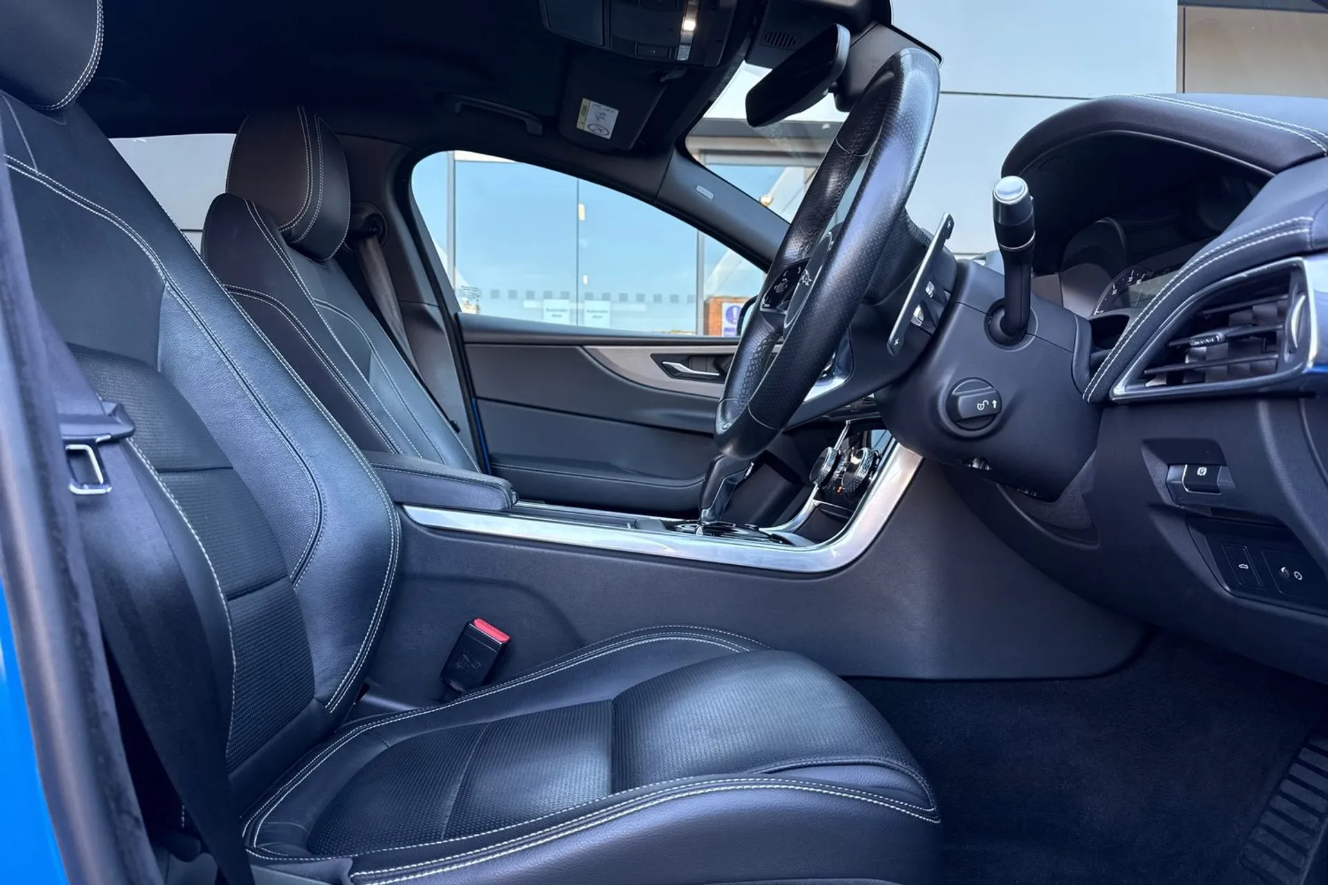 Jaguar XE thumbnail image number 11