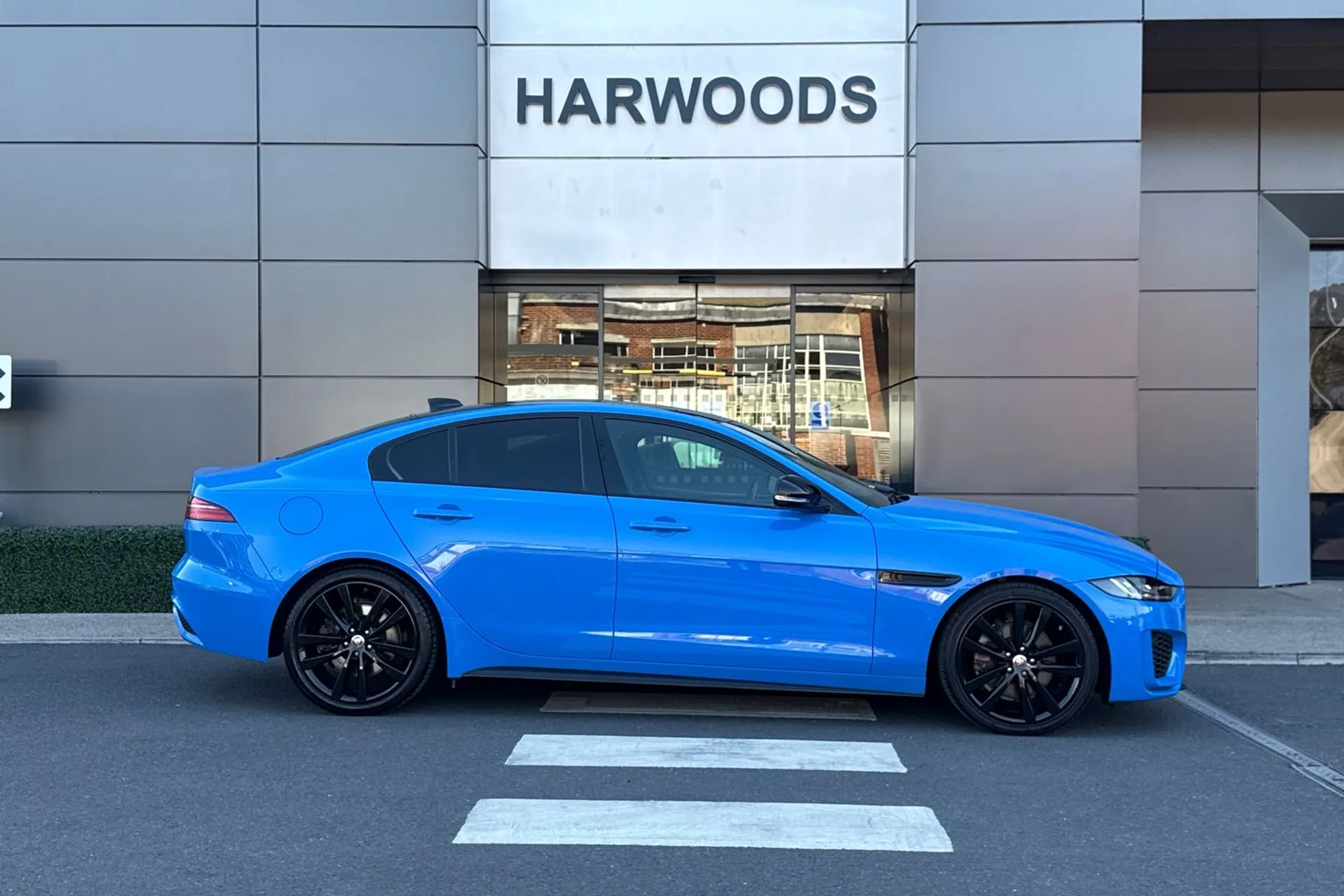 Jaguar XE thumbnail image number 2