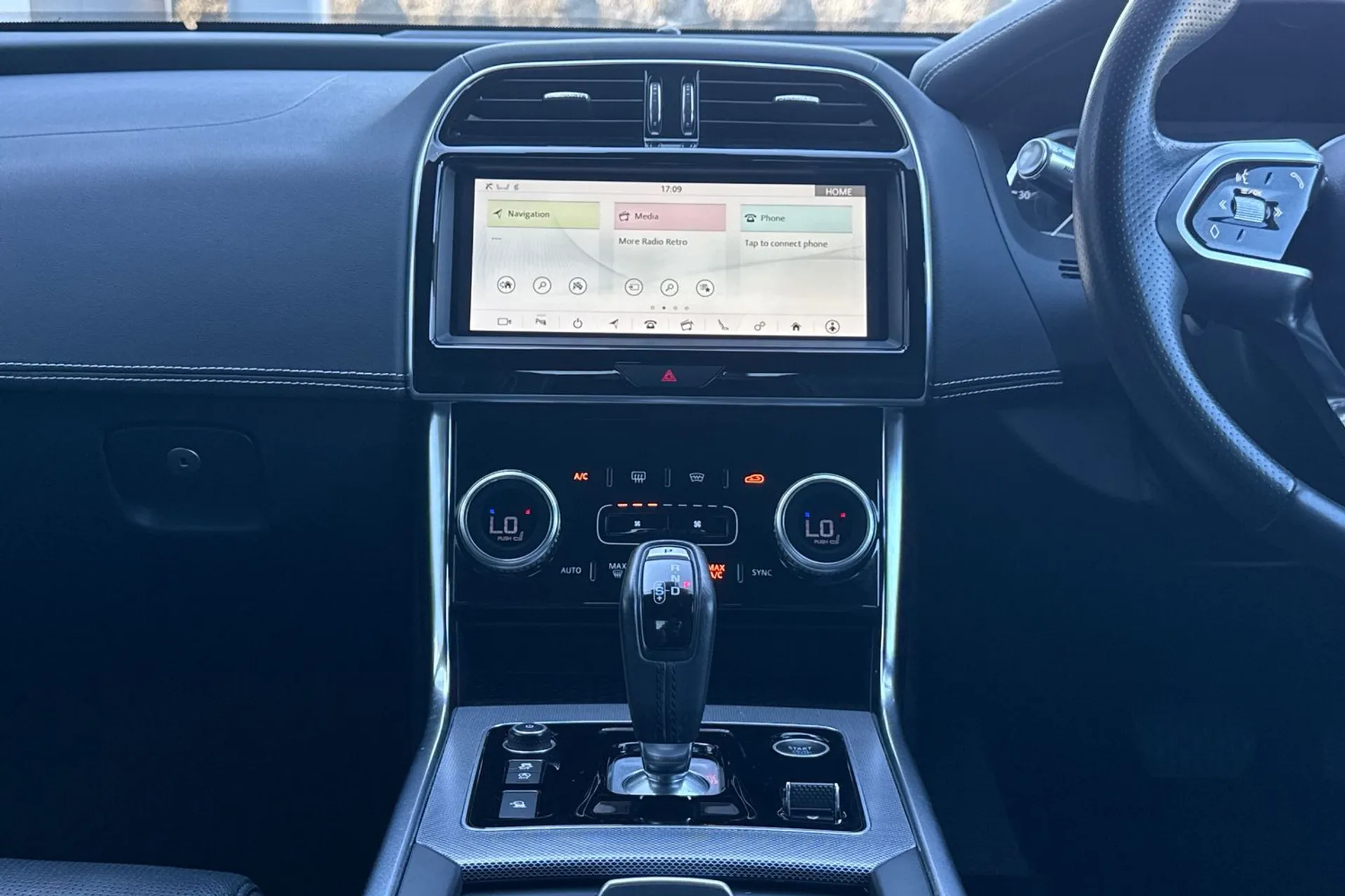 Jaguar XE thumbnail image number 32