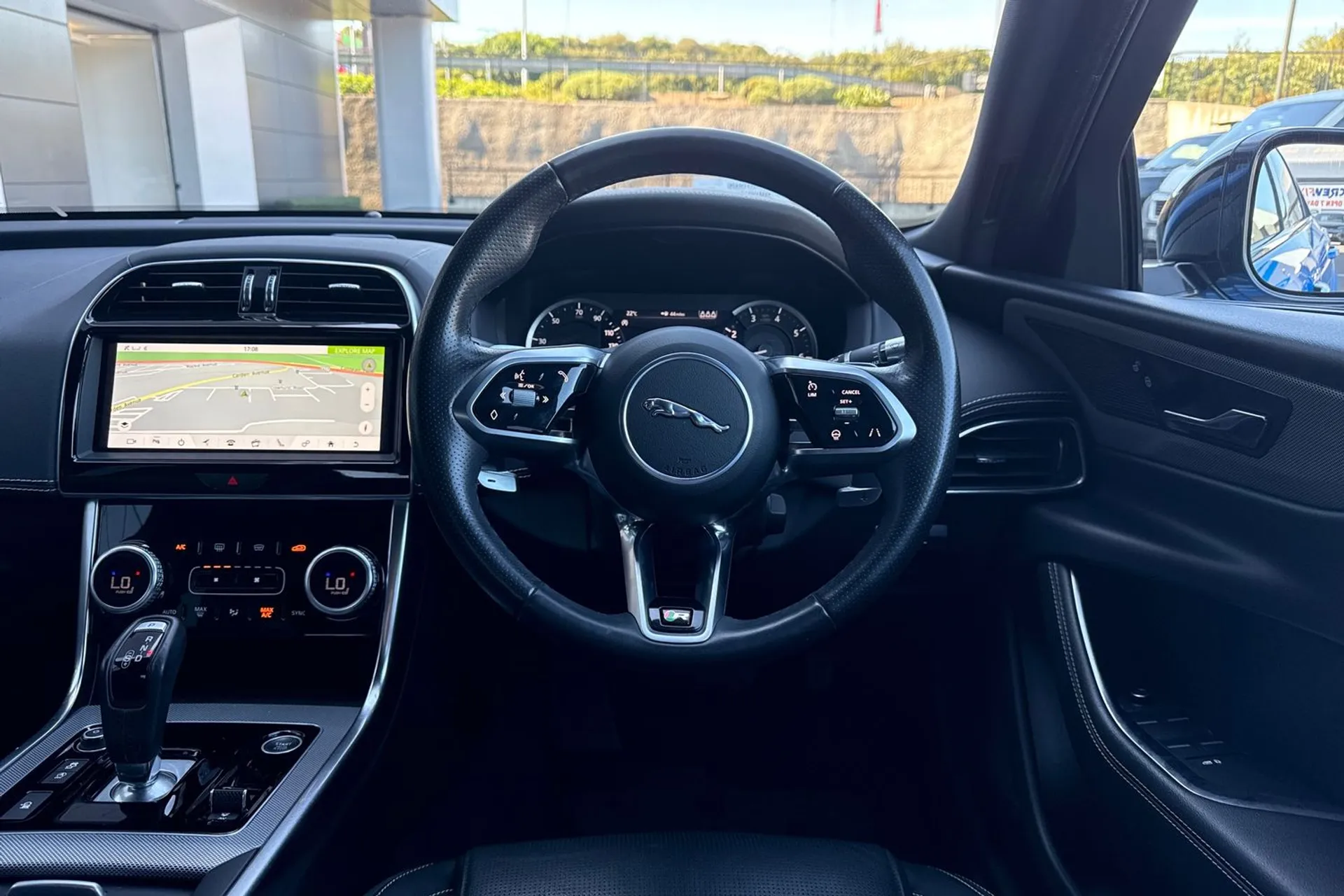 Jaguar XE thumbnail image number 17