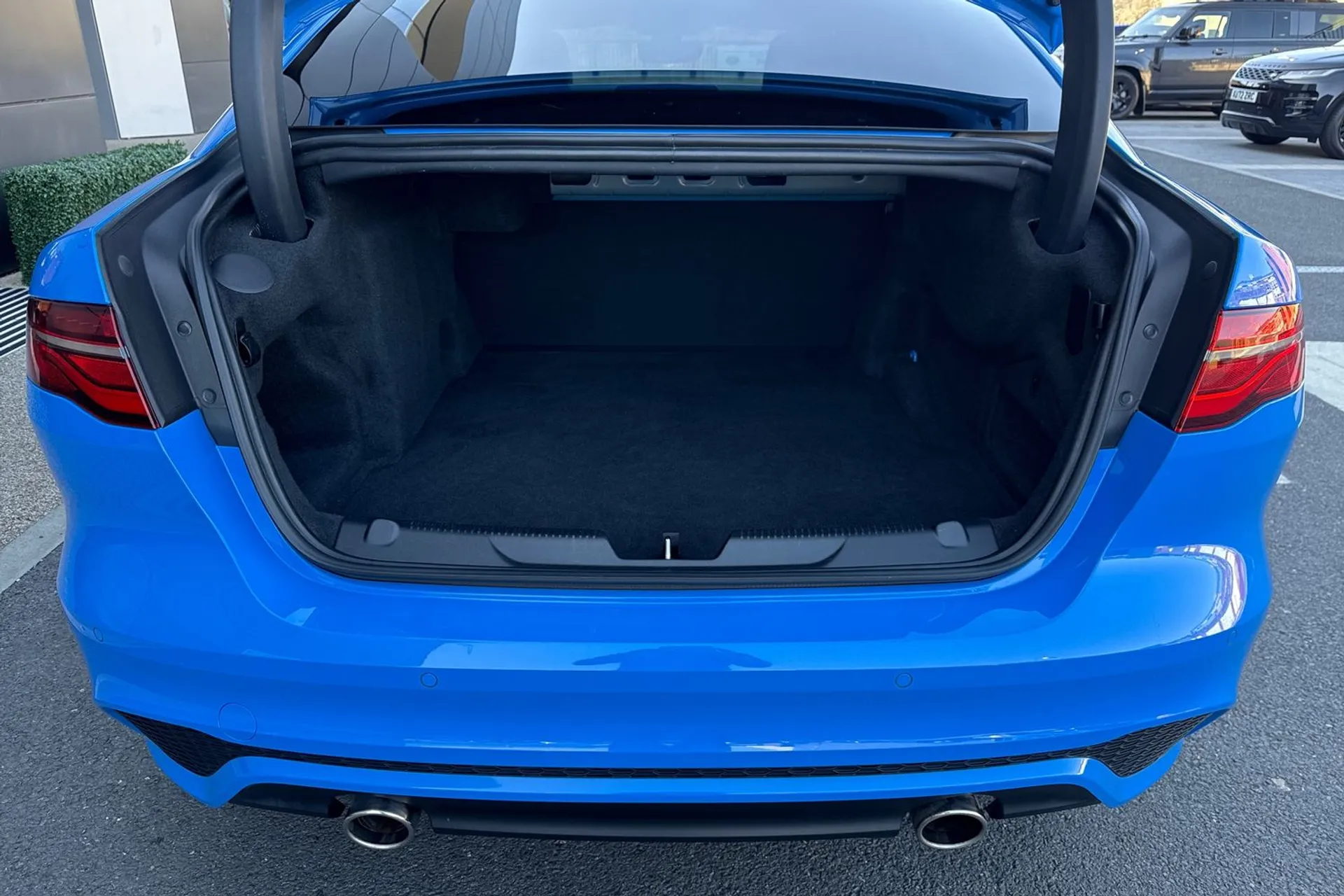 Jaguar XE thumbnail image number 37