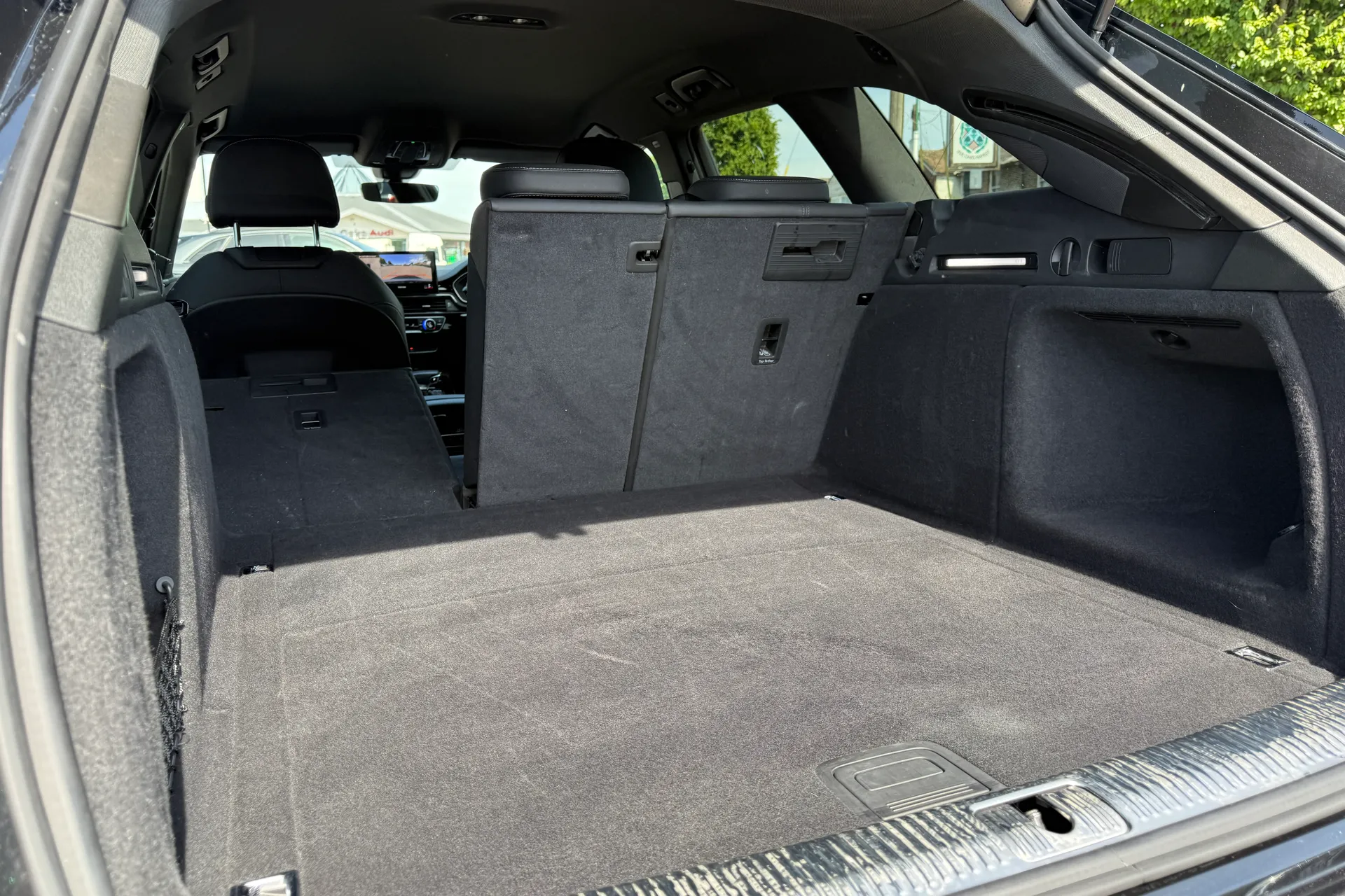 Audi A4 thumbnail image number 37