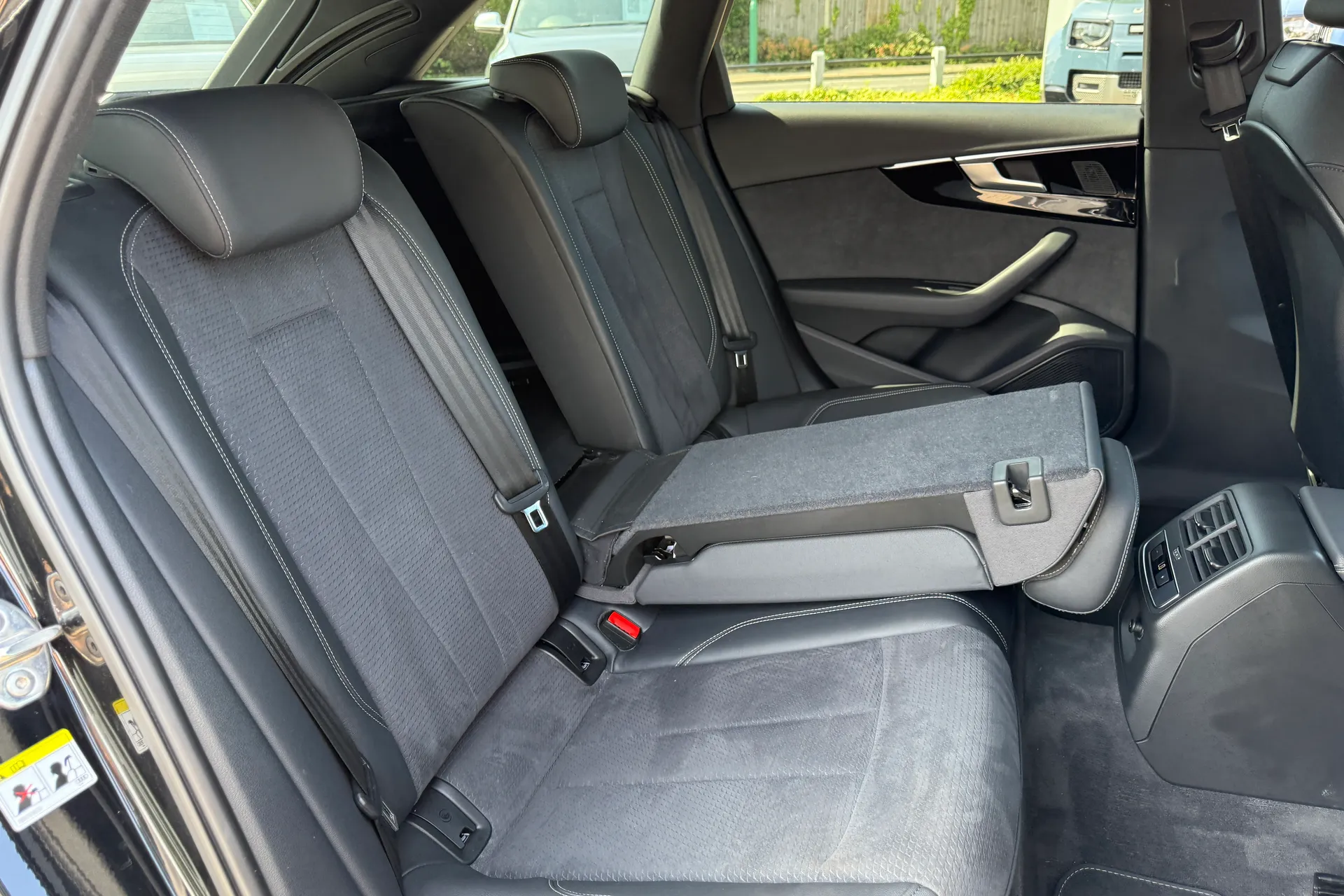 Audi A4 thumbnail image number 47