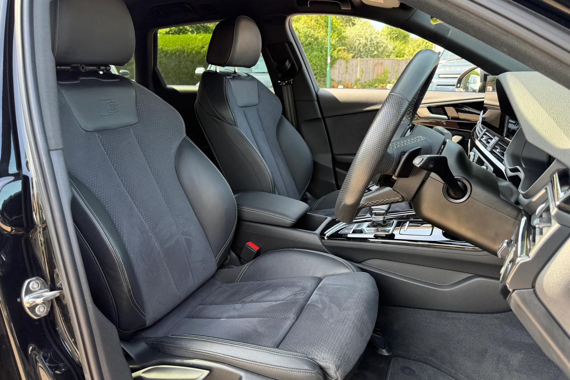 Audi A4 thumbnail image number 28