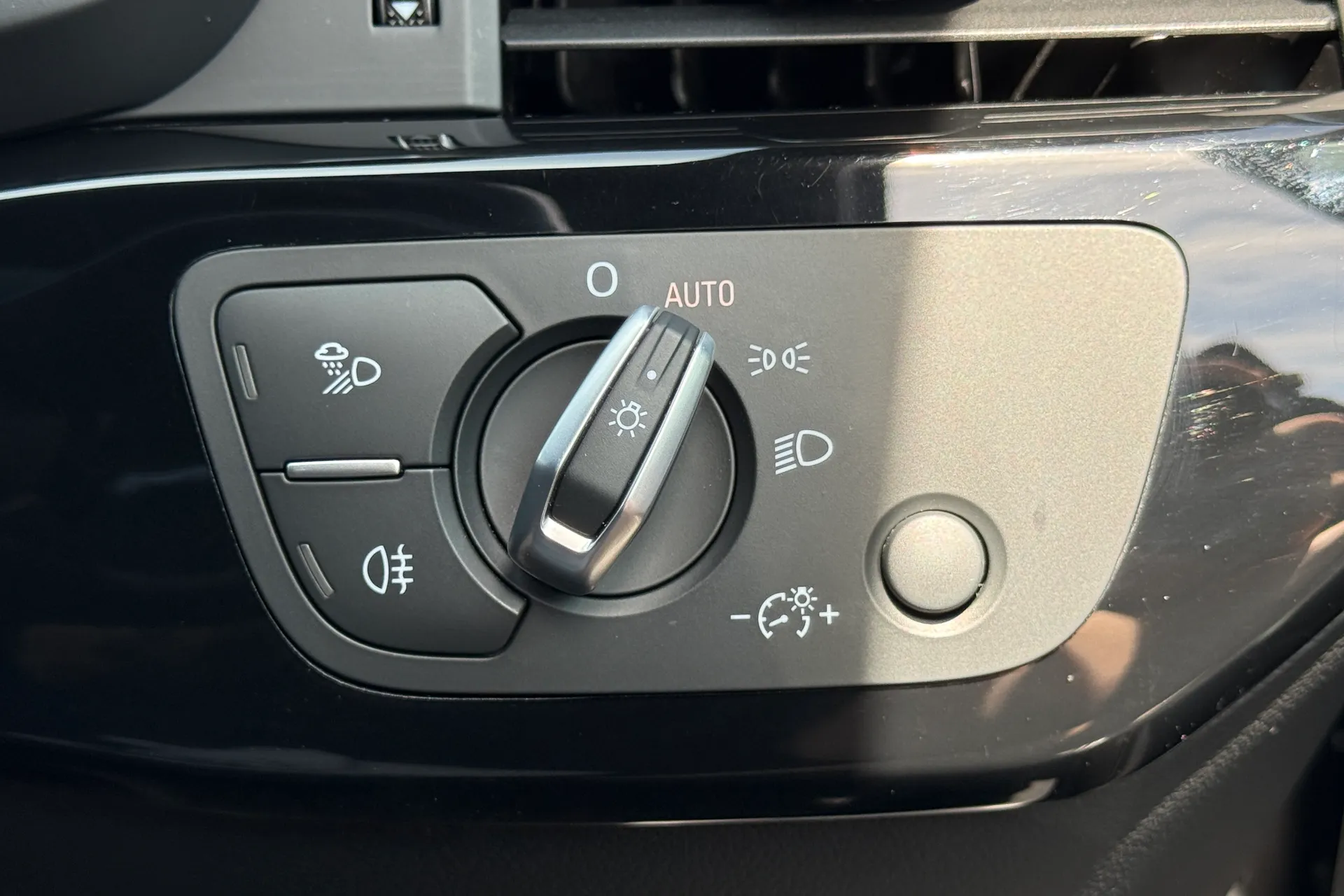 Audi A4 thumbnail image number 24