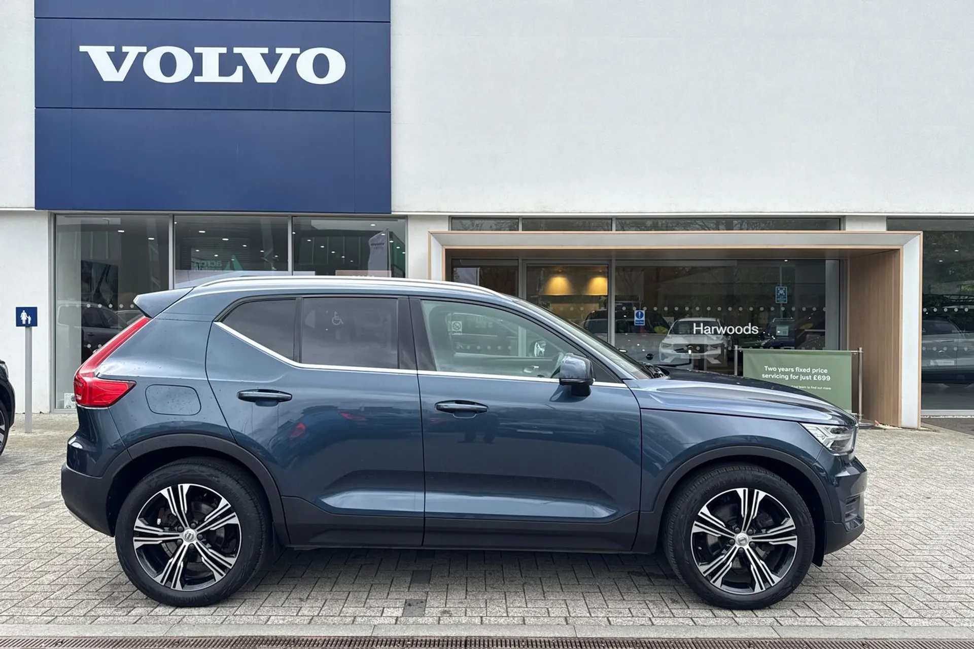 Volvo XC40 thumbnail image number 2