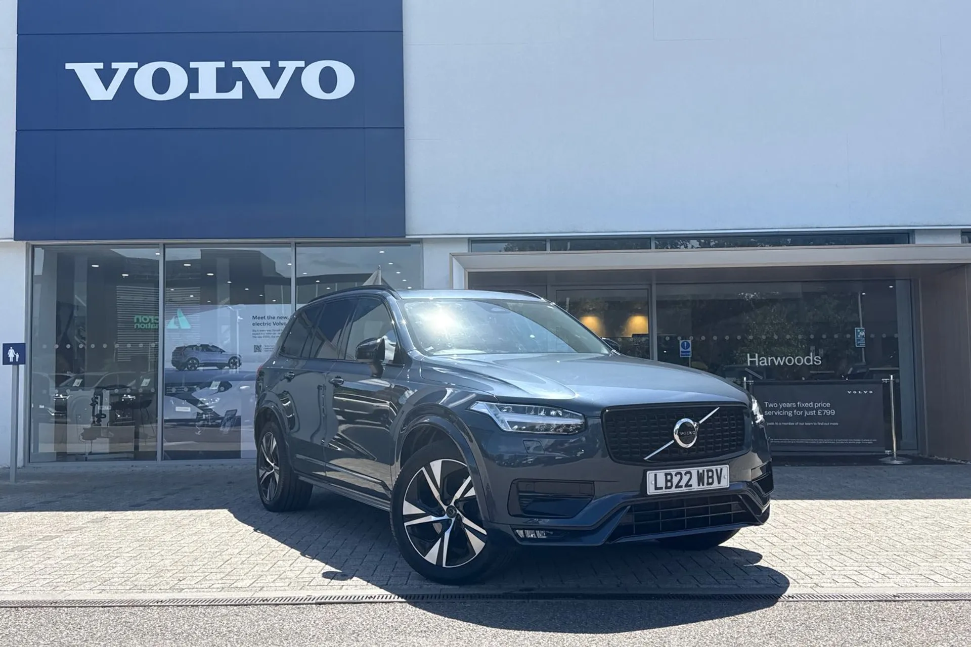 Volvo XC90 focused image