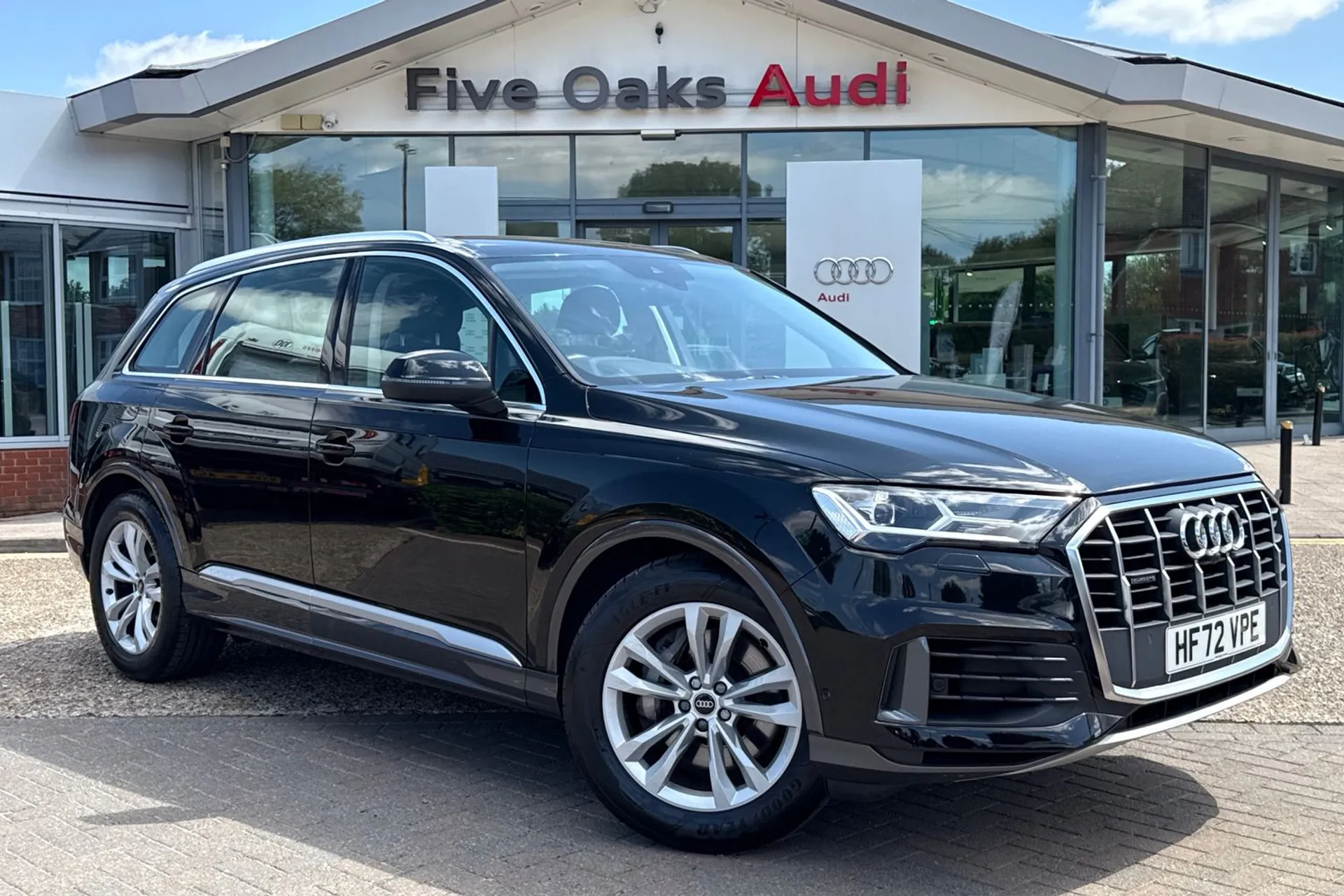 Audi Q7 focused image