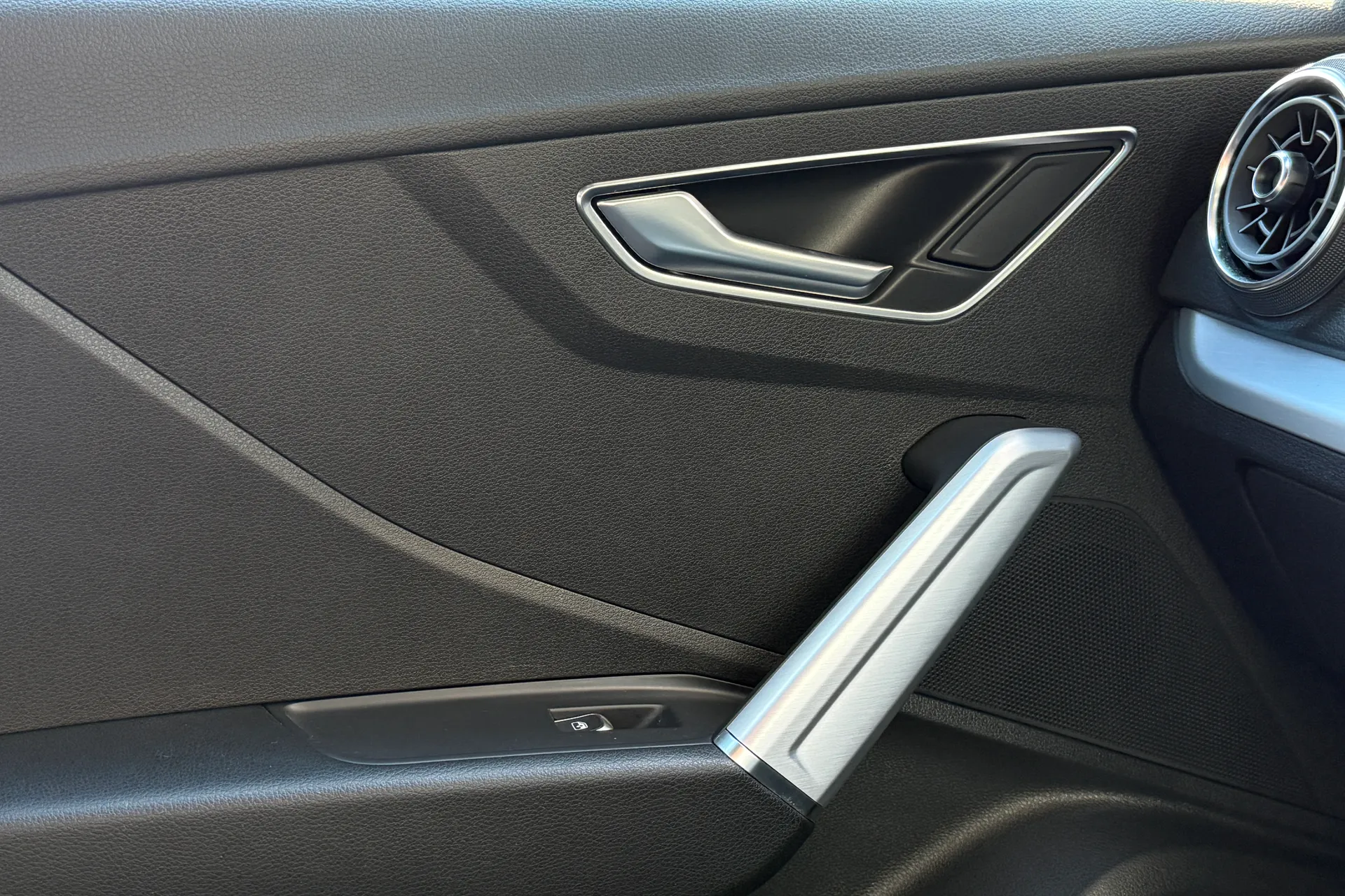 Audi Q2 thumbnail image number 17