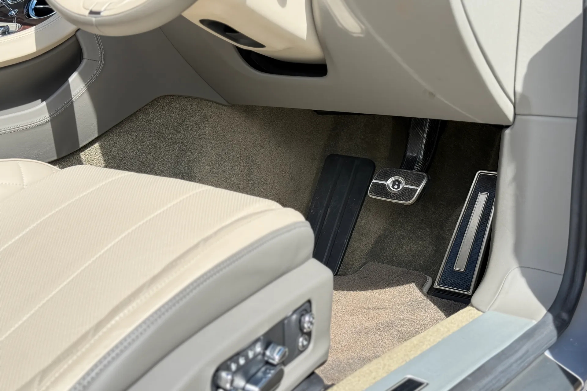 Bentley CONTINENTAL GTC thumbnail image number 23