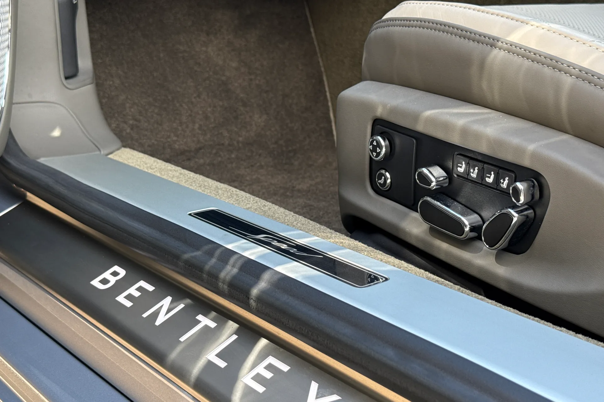 Bentley CONTINENTAL GTC thumbnail image number 52