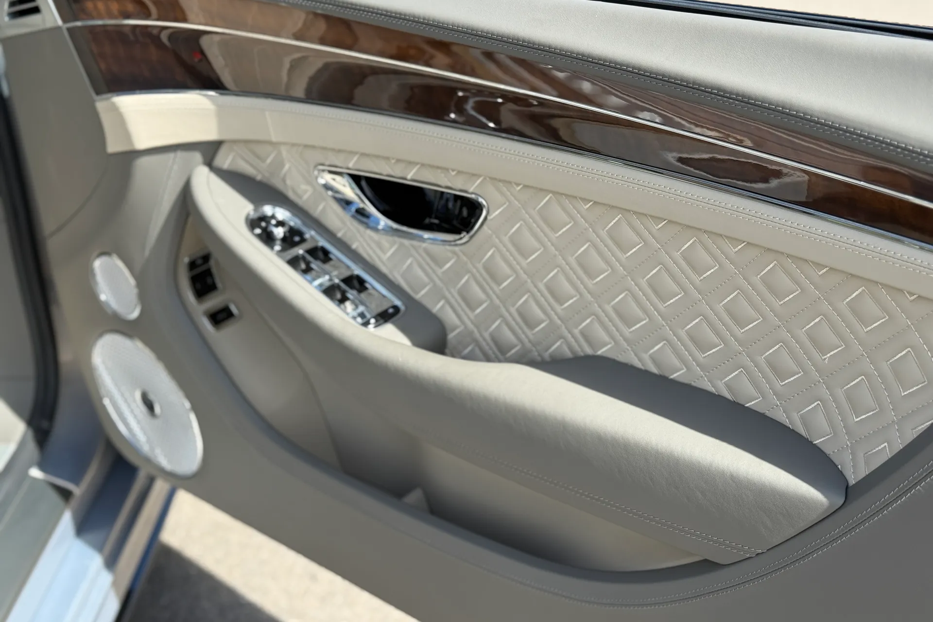 Bentley CONTINENTAL GTC thumbnail image number 24