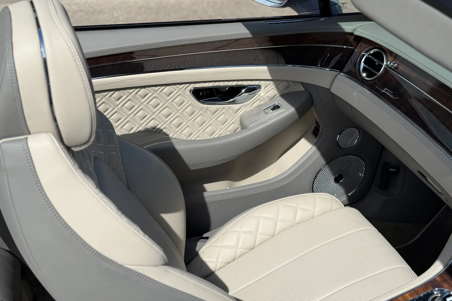 Bentley CONTINENTAL GTC thumbnail image number 26