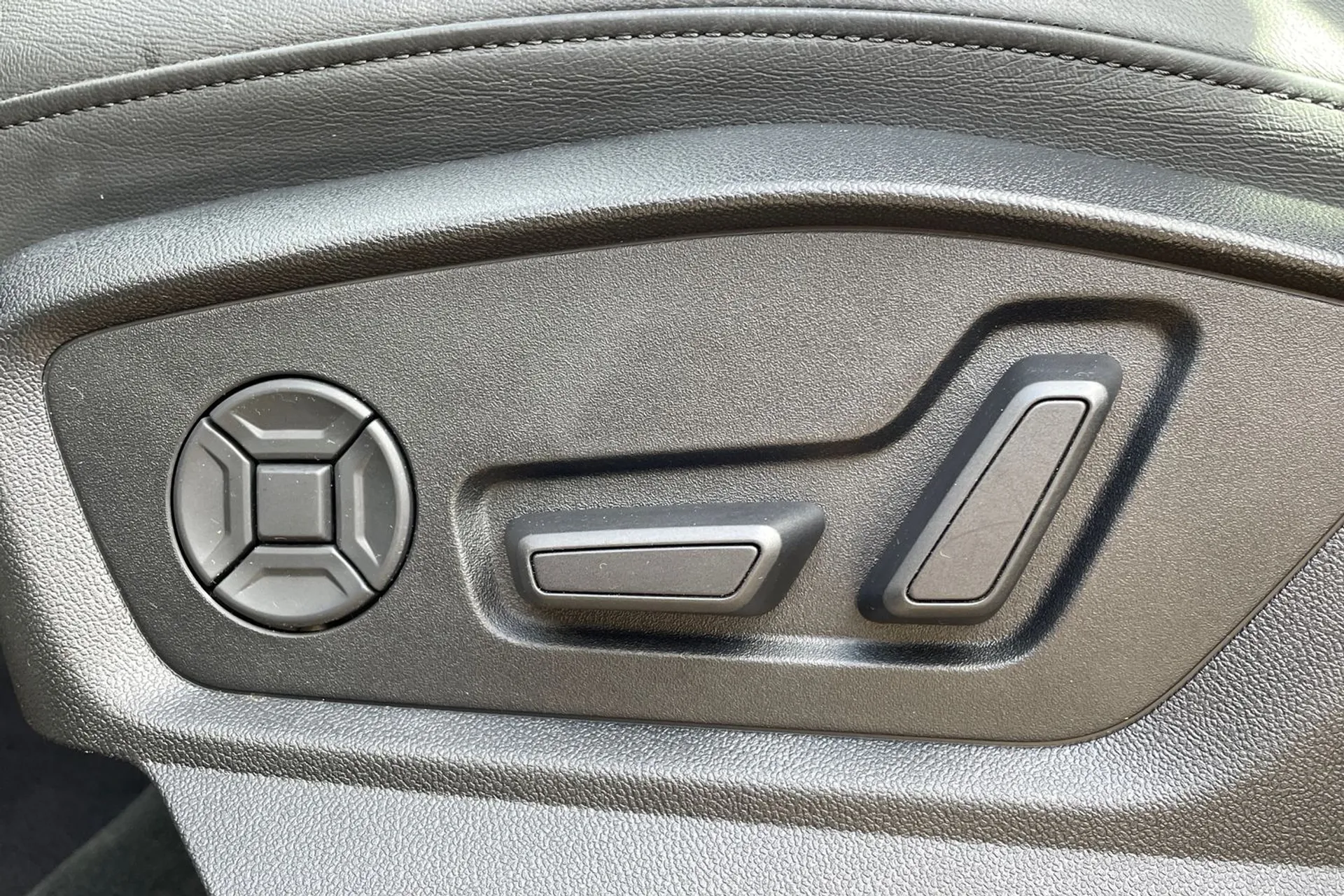 Audi Q7 thumbnail image number 31
