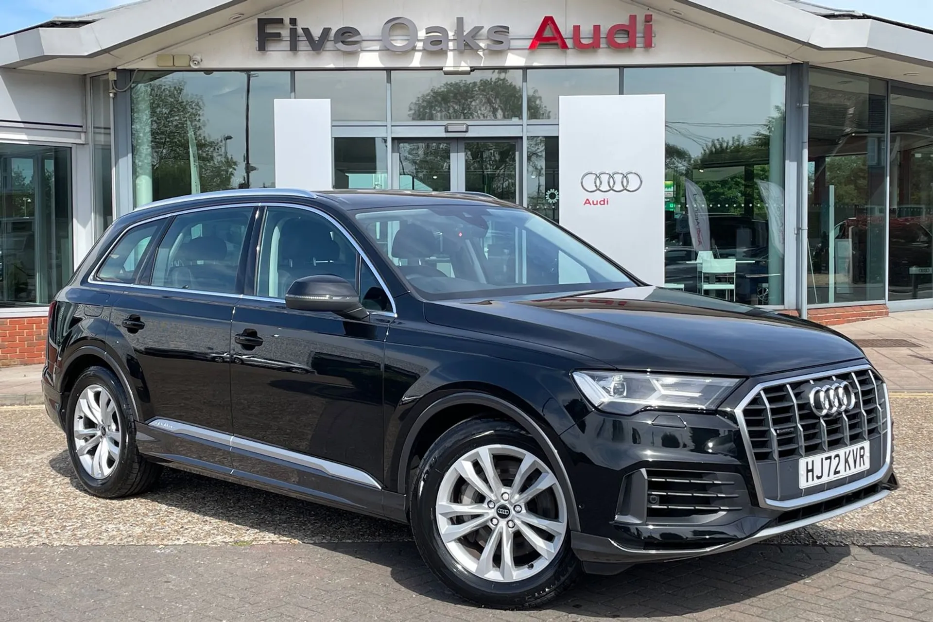Audi Q7 focused image