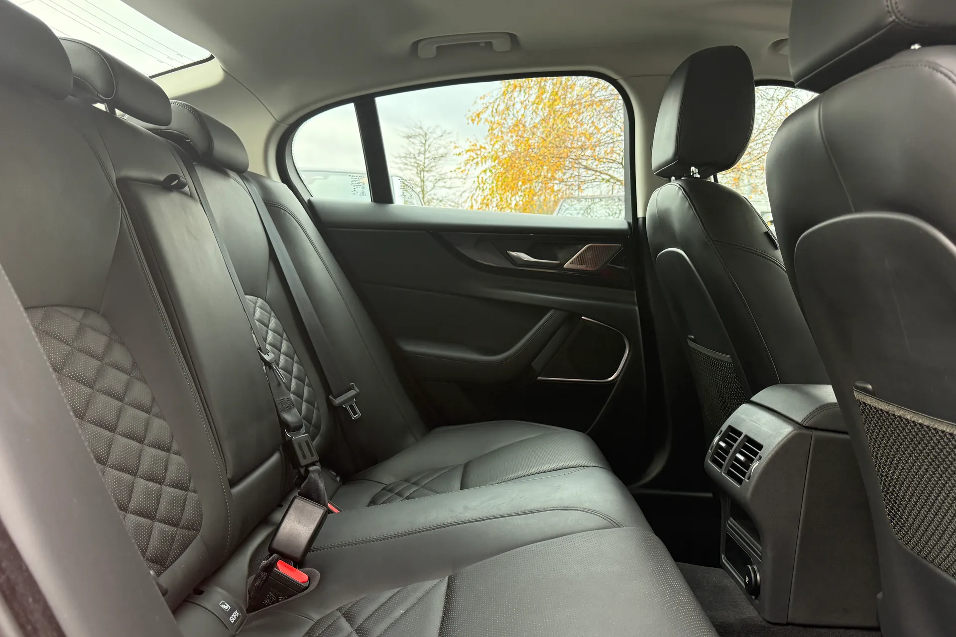 Jaguar XE thumbnail image number 32