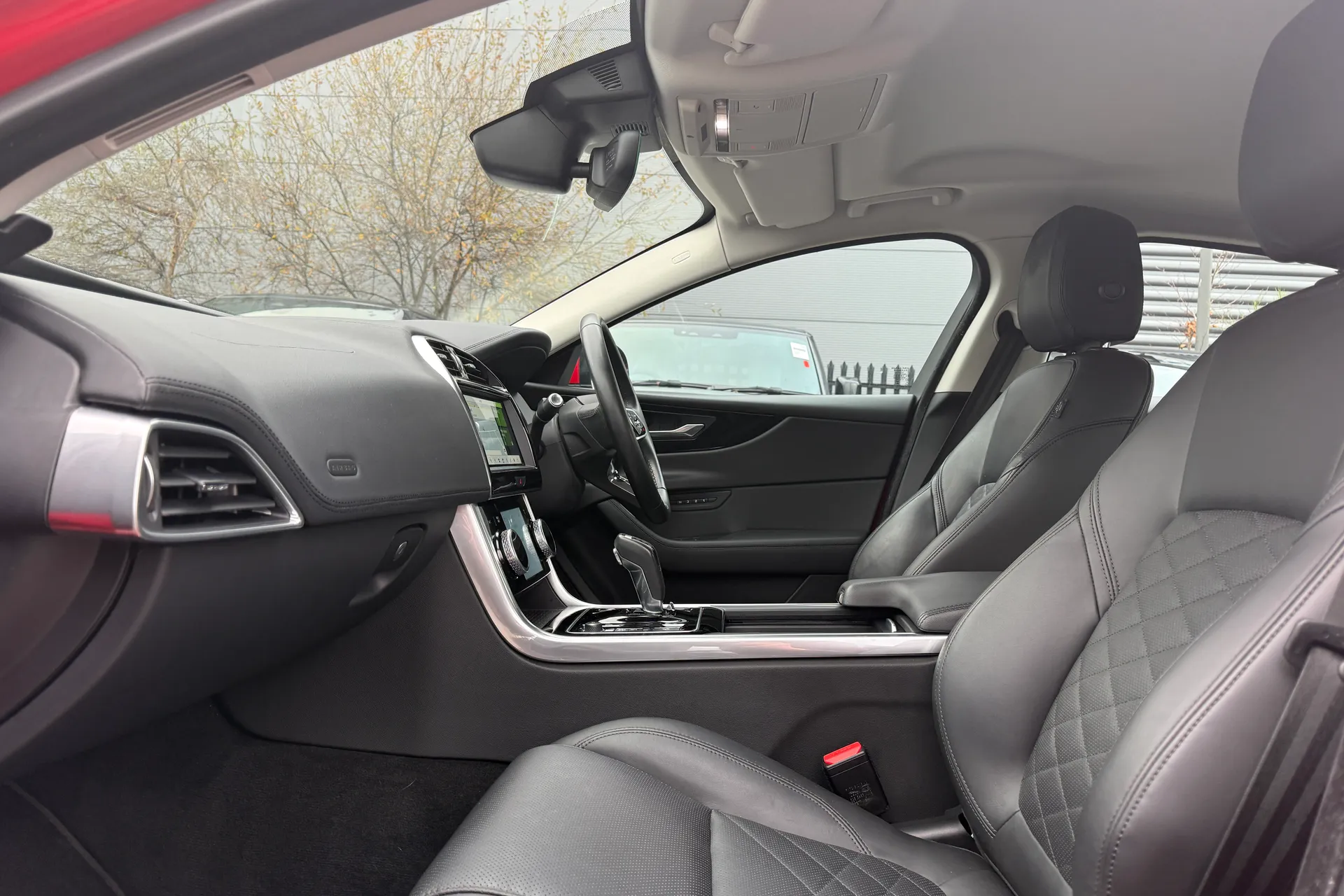 Jaguar XE thumbnail image number 41