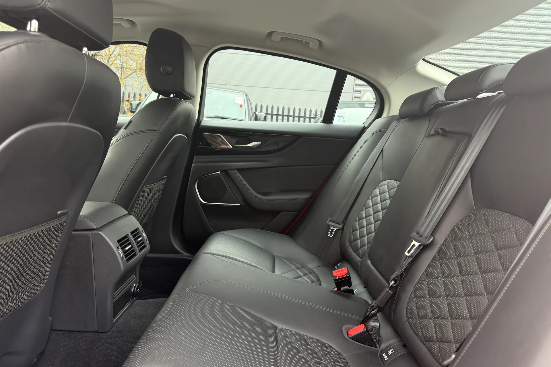 Jaguar XE thumbnail image number 36