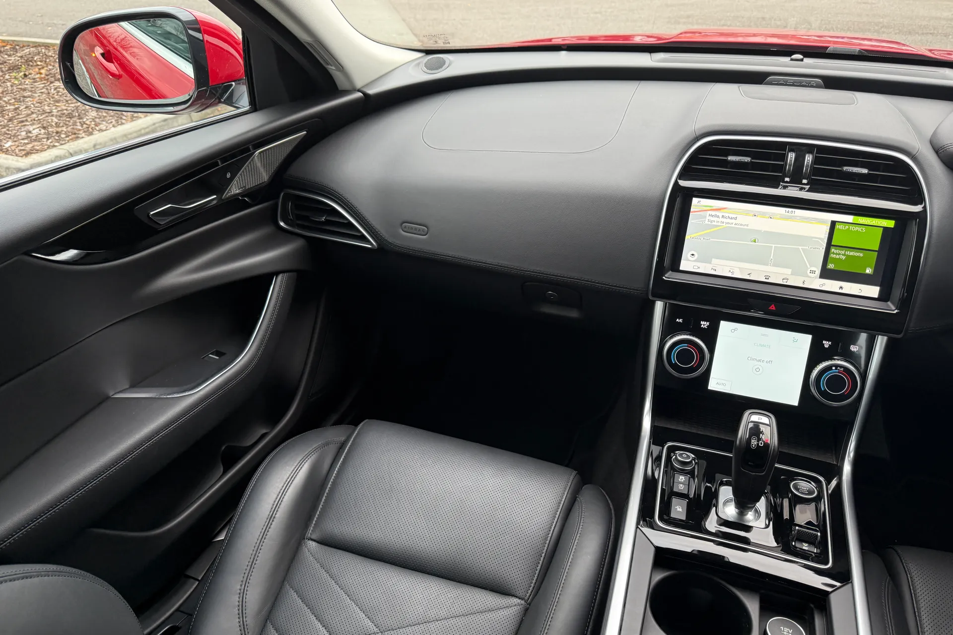 Jaguar XE thumbnail image number 18