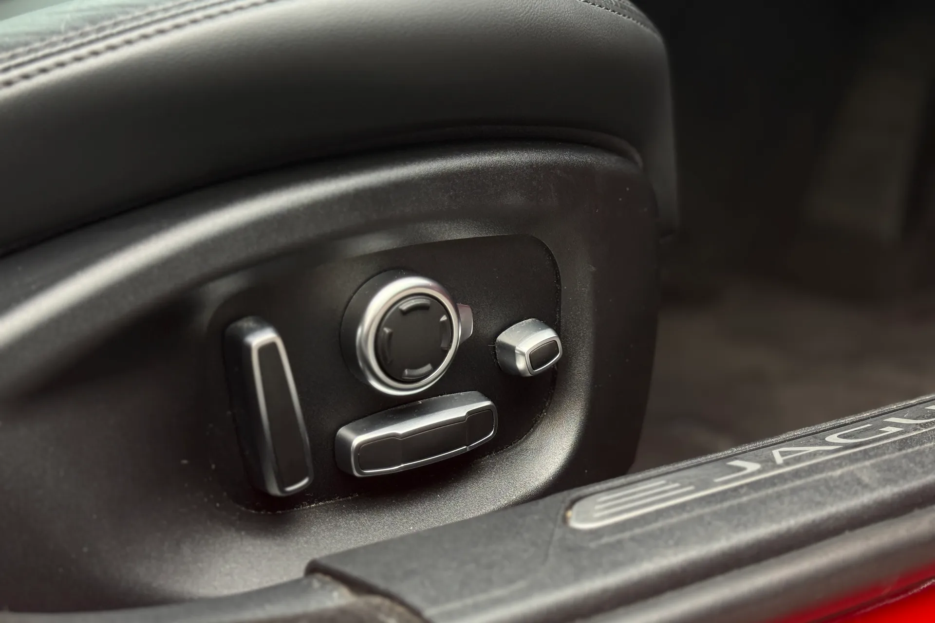 Jaguar XE thumbnail image number 38