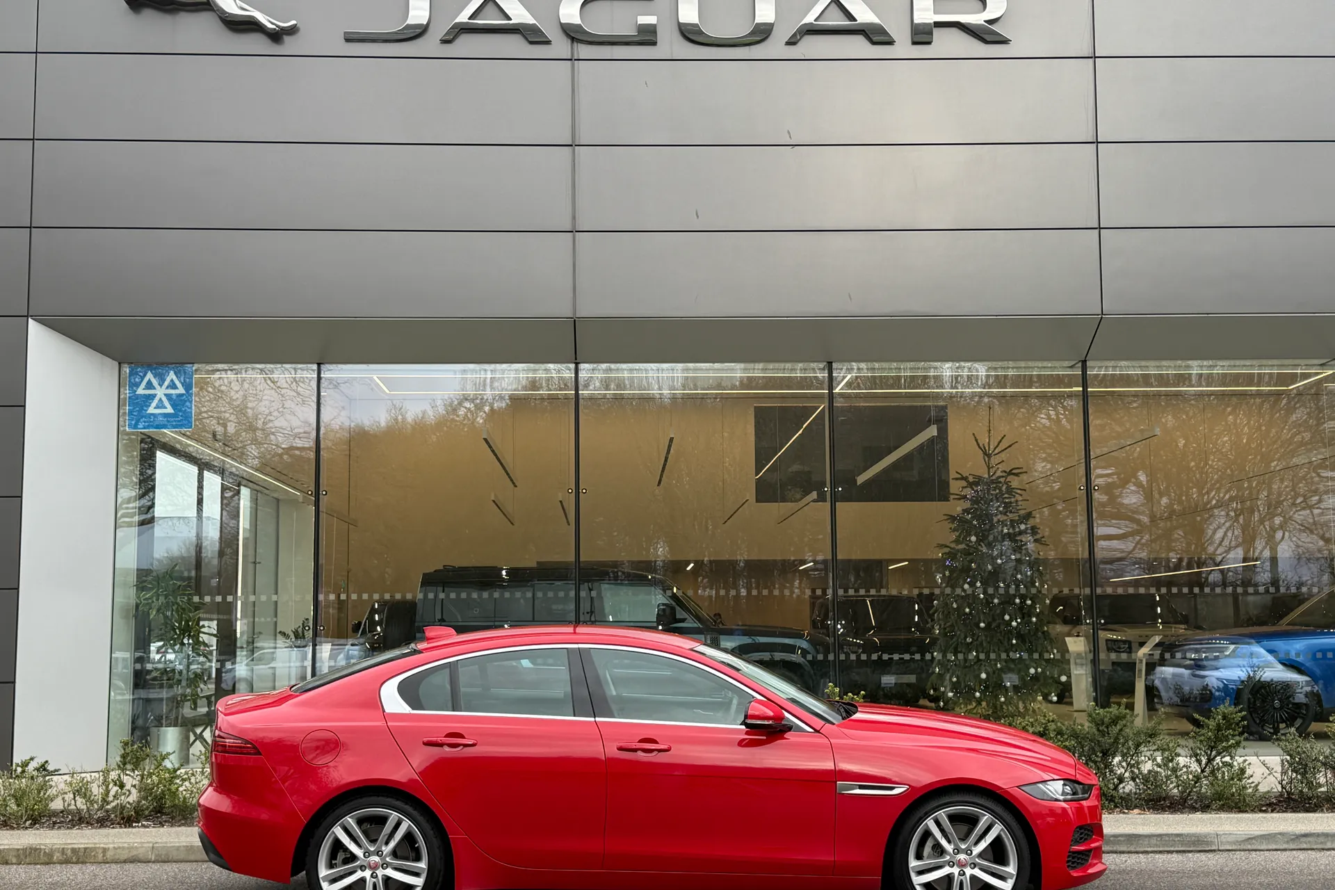 Jaguar XE thumbnail image number 2