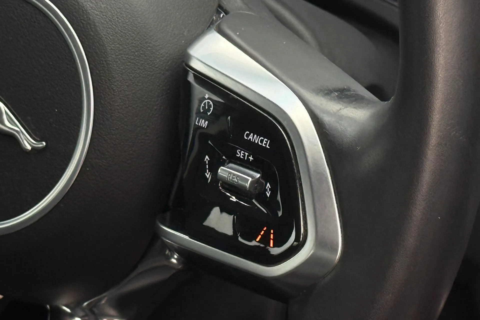 Jaguar XE thumbnail image number 43