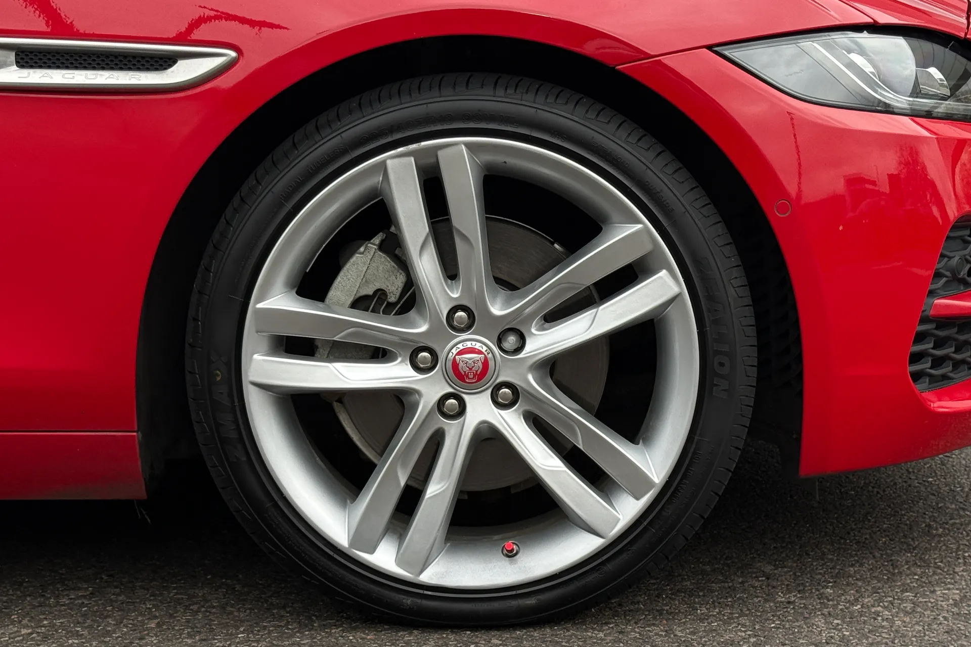 Jaguar XE thumbnail image number 17