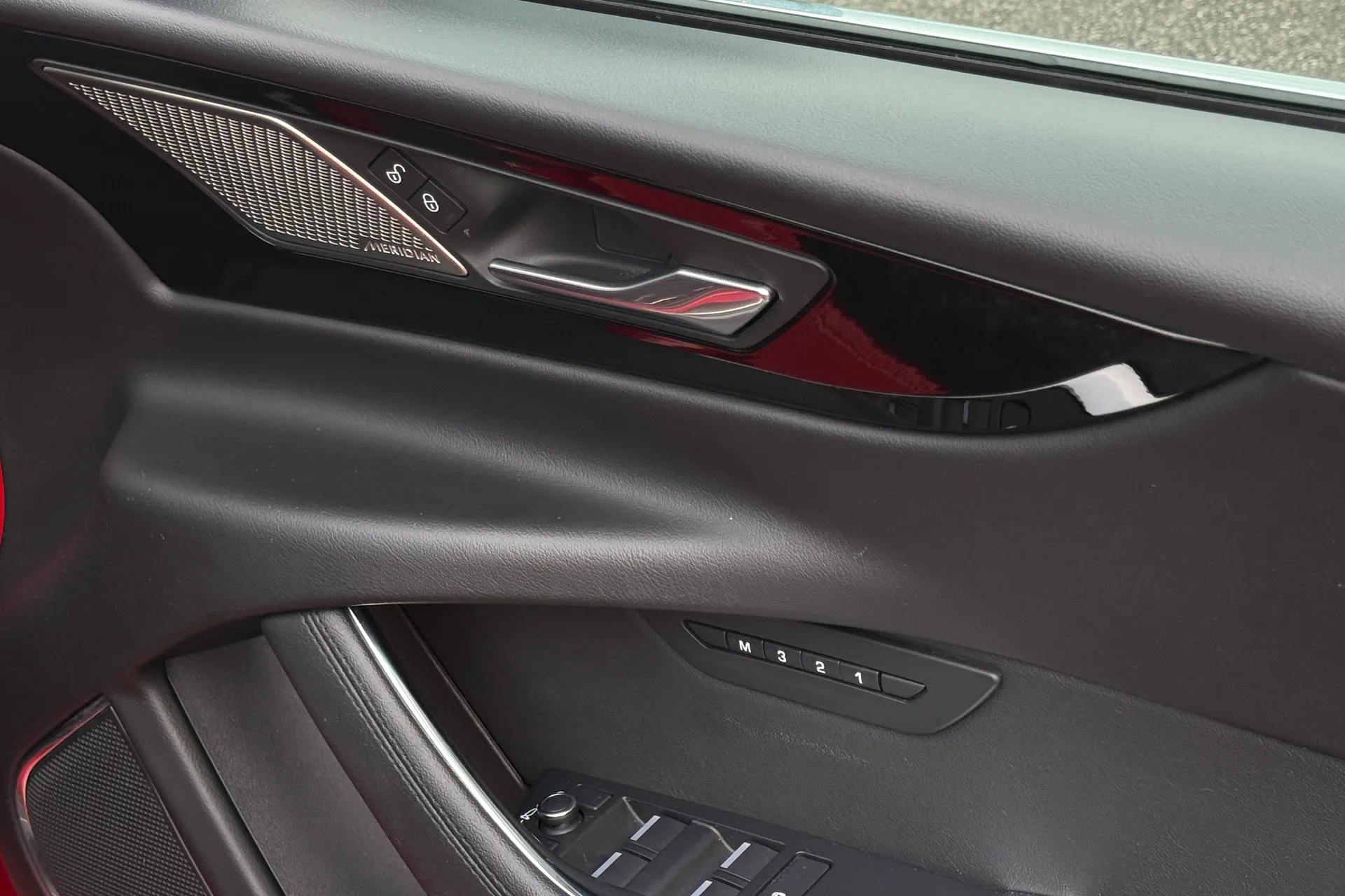 Jaguar XE thumbnail image number 22