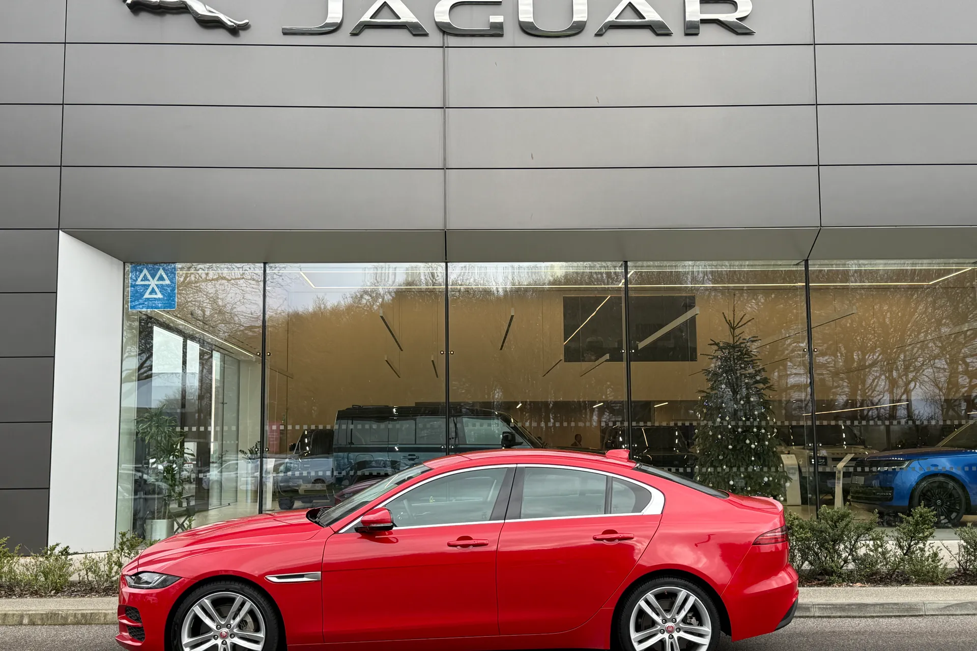 Jaguar XE thumbnail image number 8