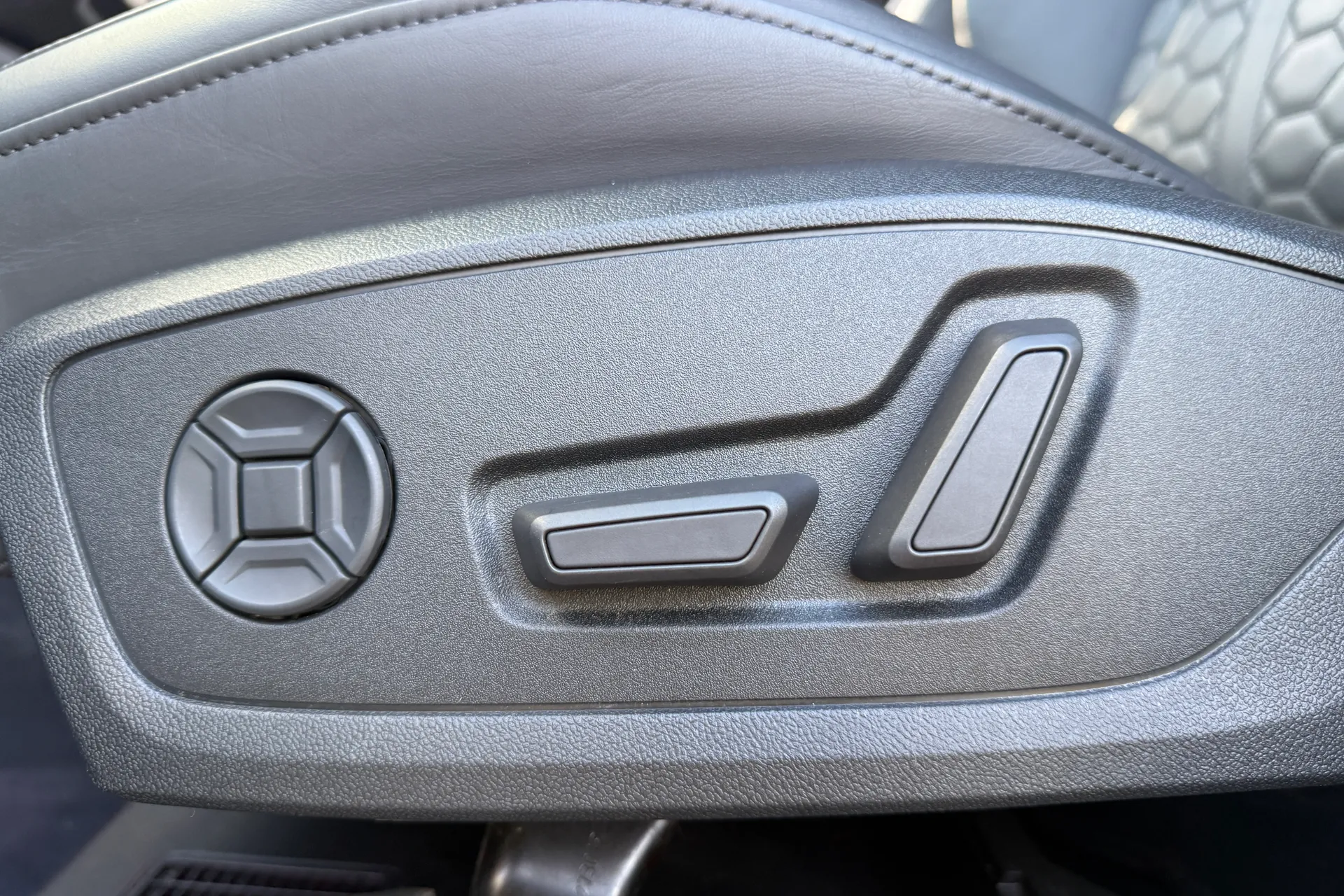 Audi RS Q3 thumbnail image number 19
