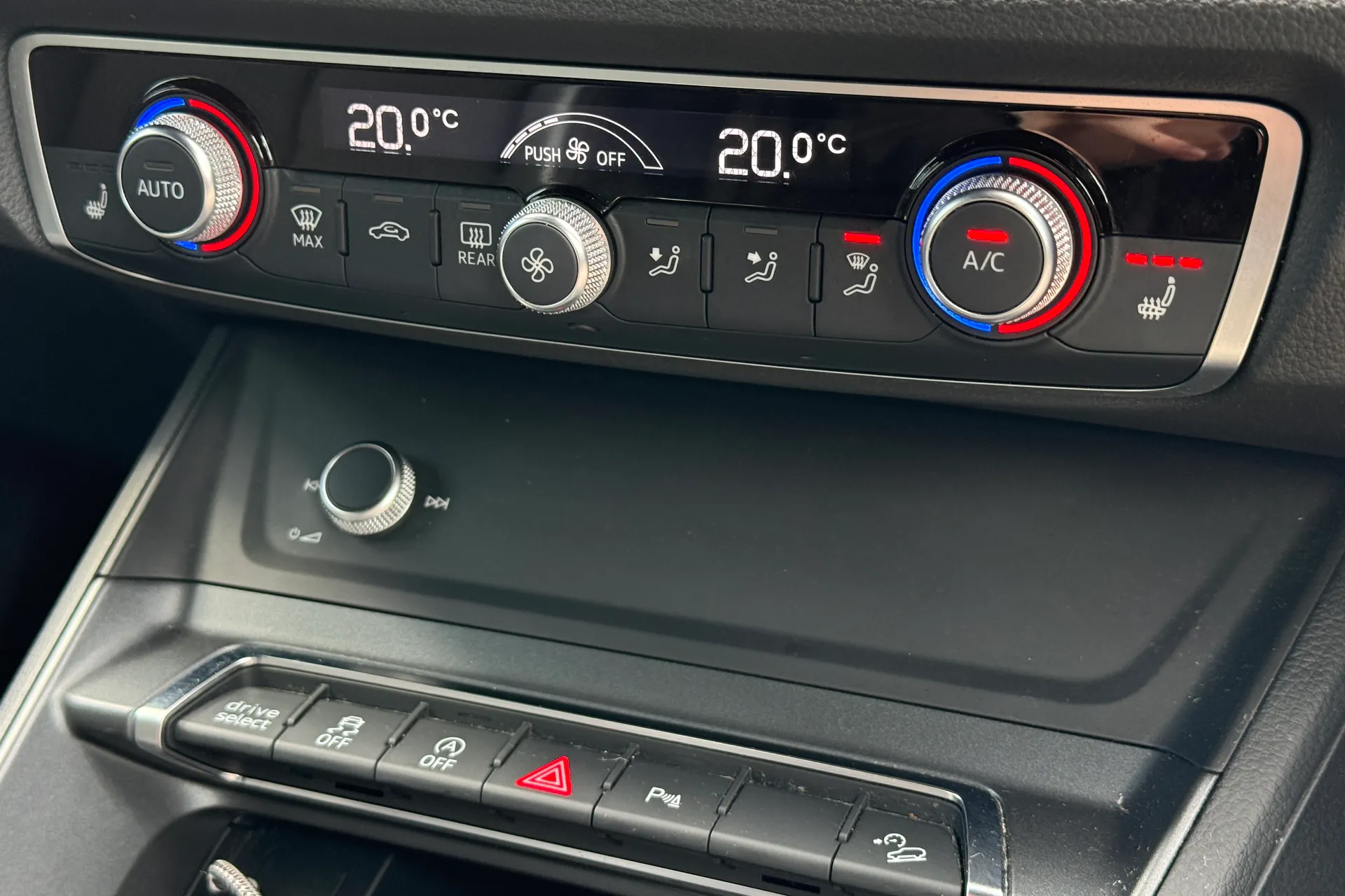 Audi Q3 thumbnail image number 21