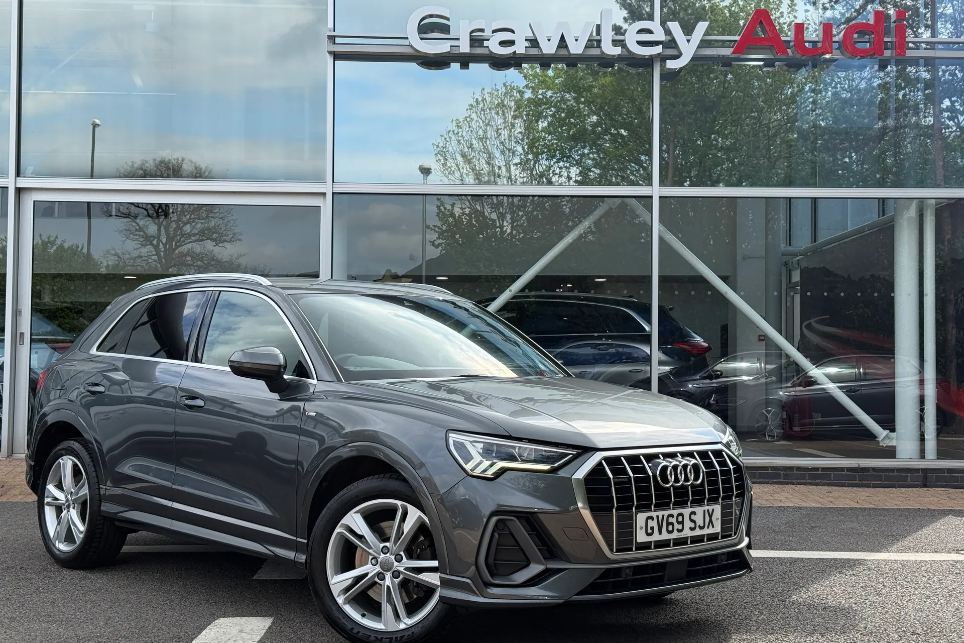 Audi Q3 focused image