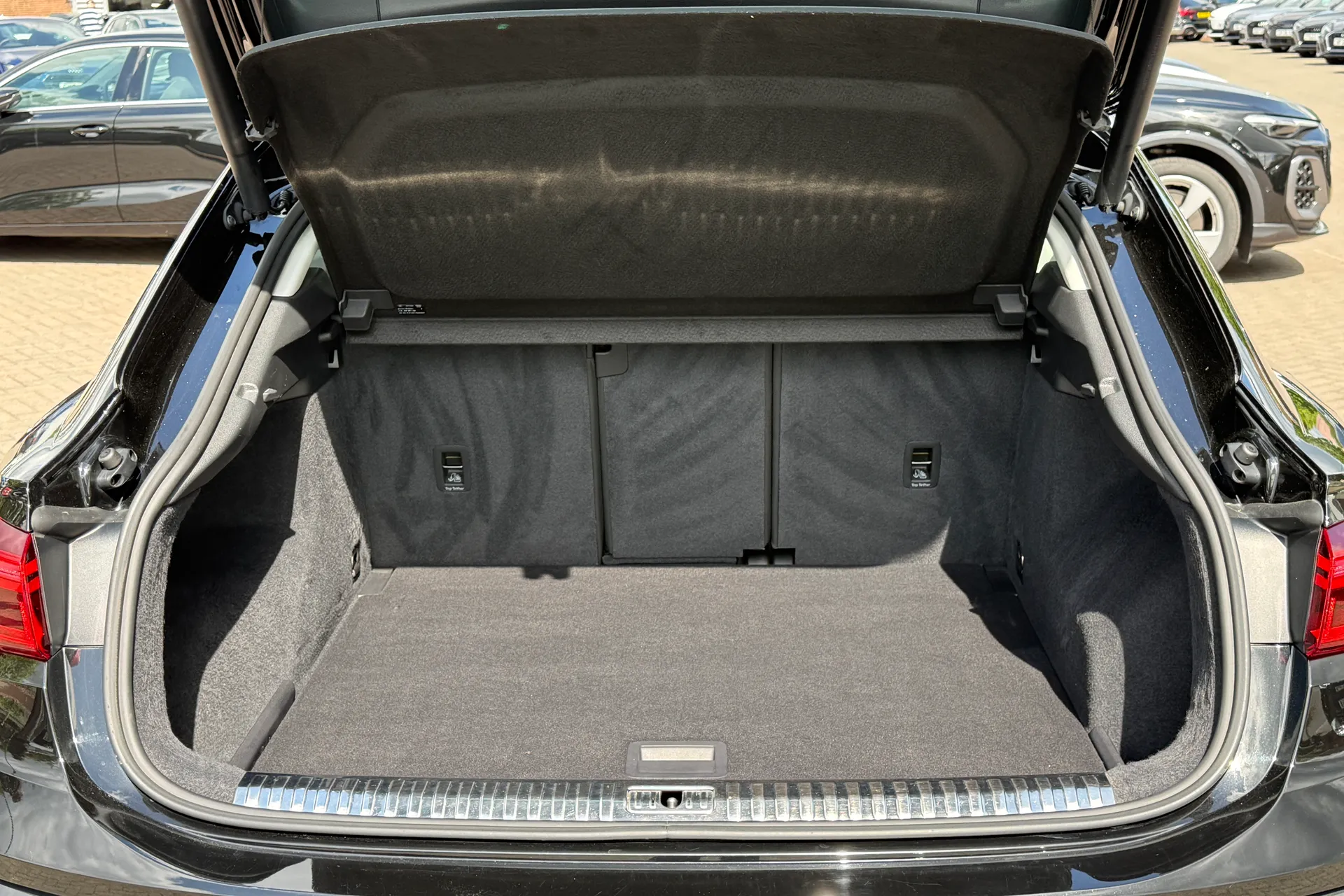 Audi Q3 thumbnail image number 36